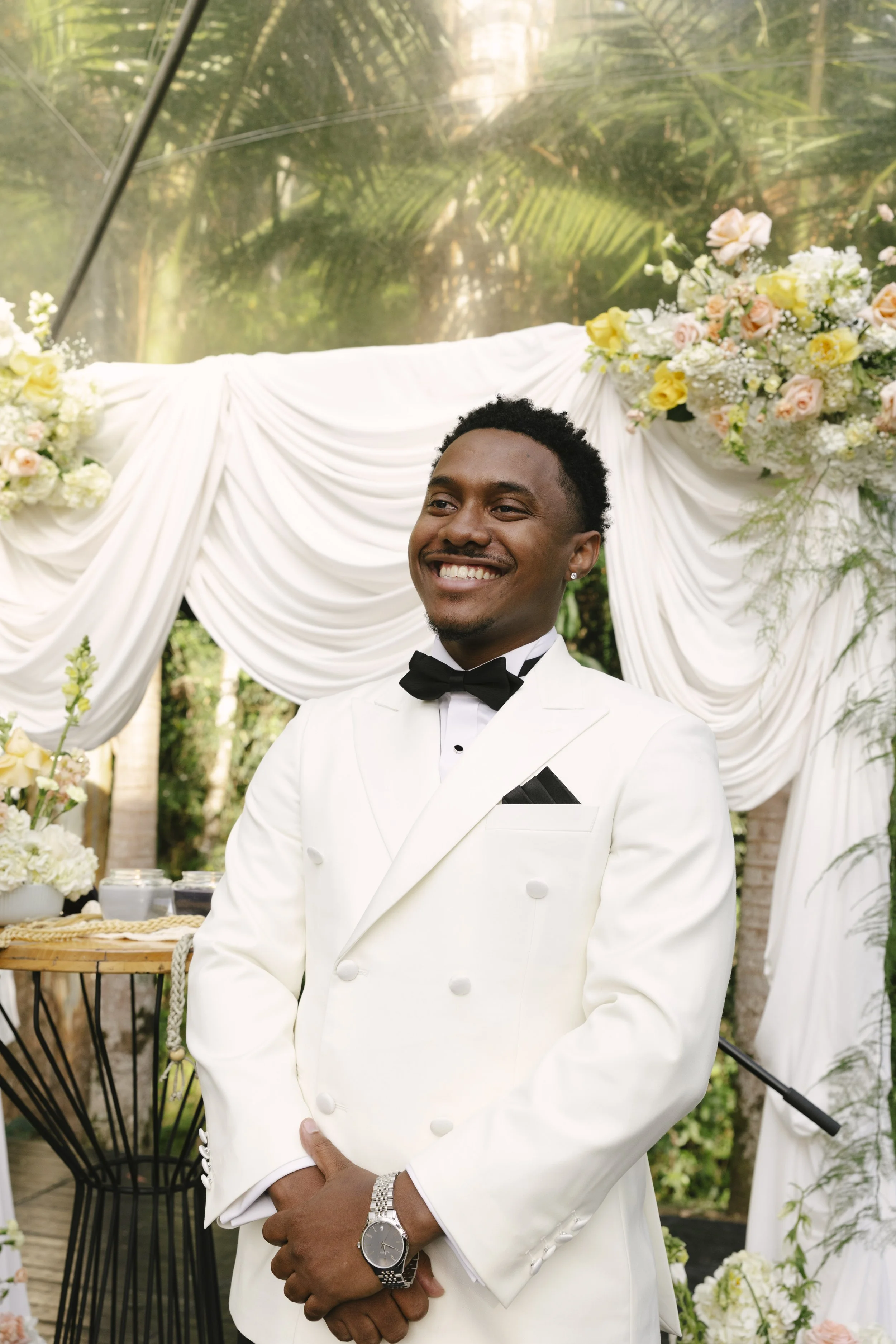 Forest Campestre wedding ceremony in Medellín, Colombia featuring the bridal processional, groom's reaction, emotional ceremony moments, floral aisle design, wedding guests, and documentary-style wedding photography