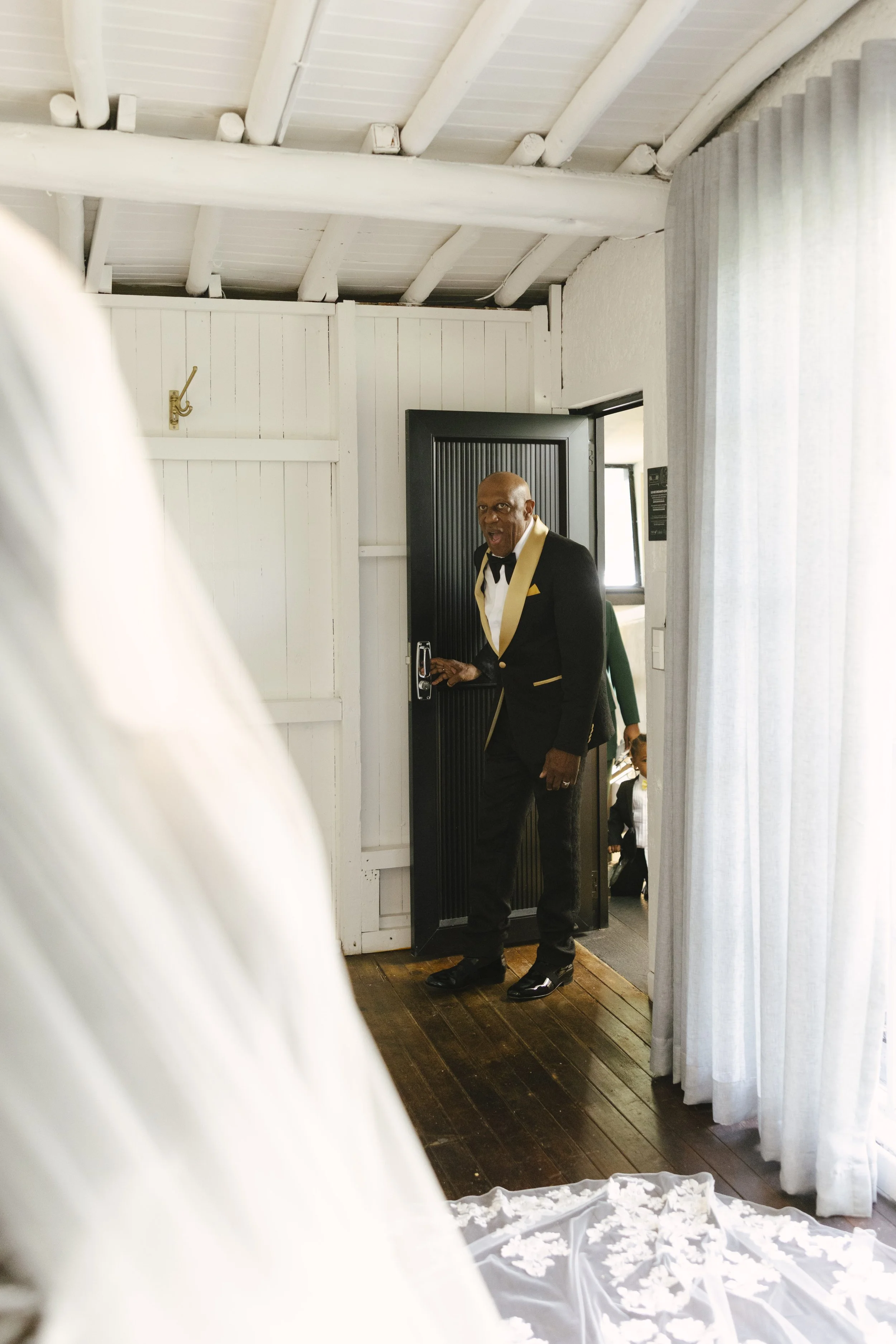 Documentary wedding photography showcasing bridal preparations, bridesmaids, wedding details, floral ceremony design, reception décor, invitation suite, wedding dress, and intimate getting ready moments at Forest Campestre in Medellín, Colombia.