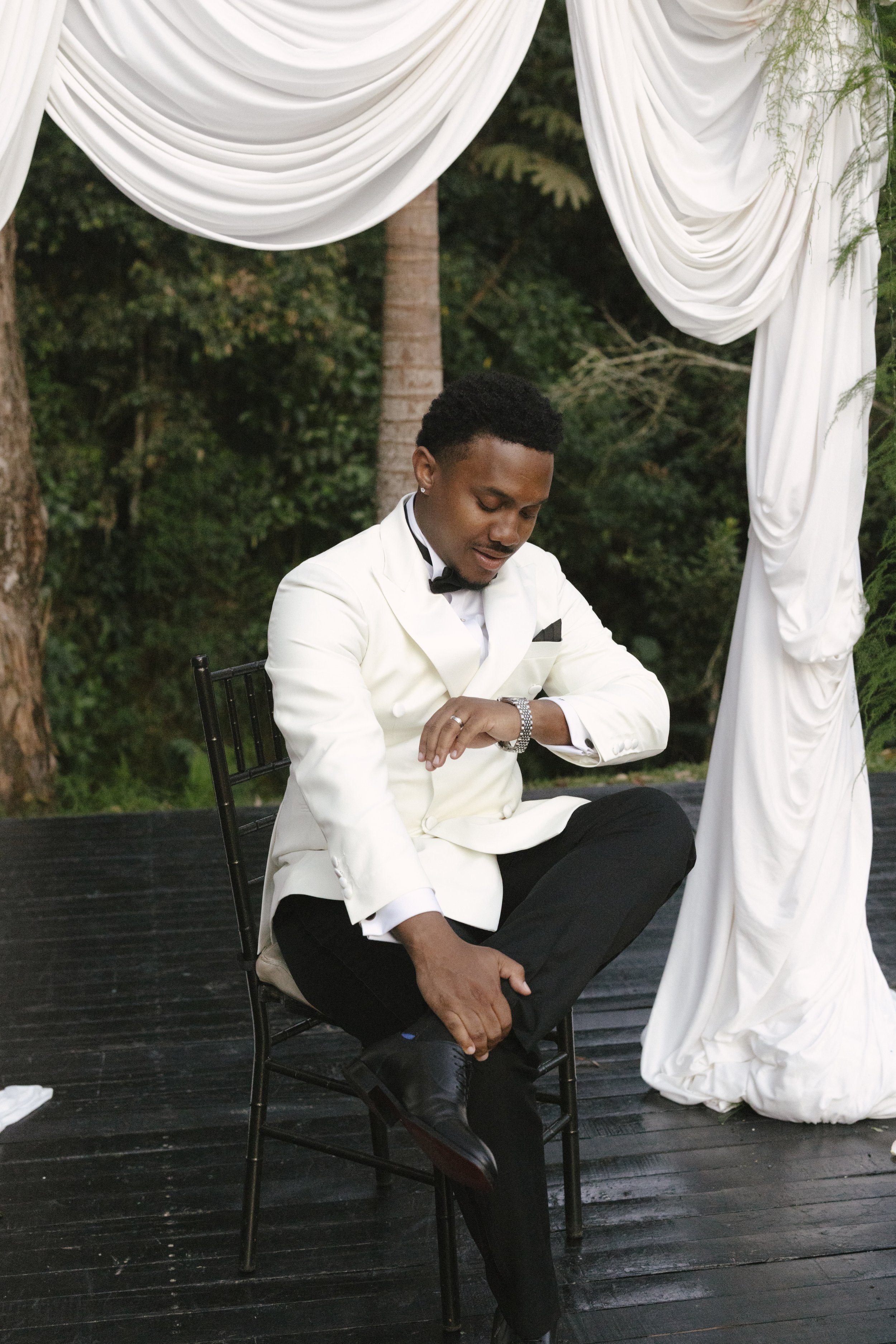 Bride and groom portraits at Forest Campestre in Medellín, Colombia featuring romantic destination wedding photography, lush tropical gardens, bridal party portraits, and natural, documentary-style moments.