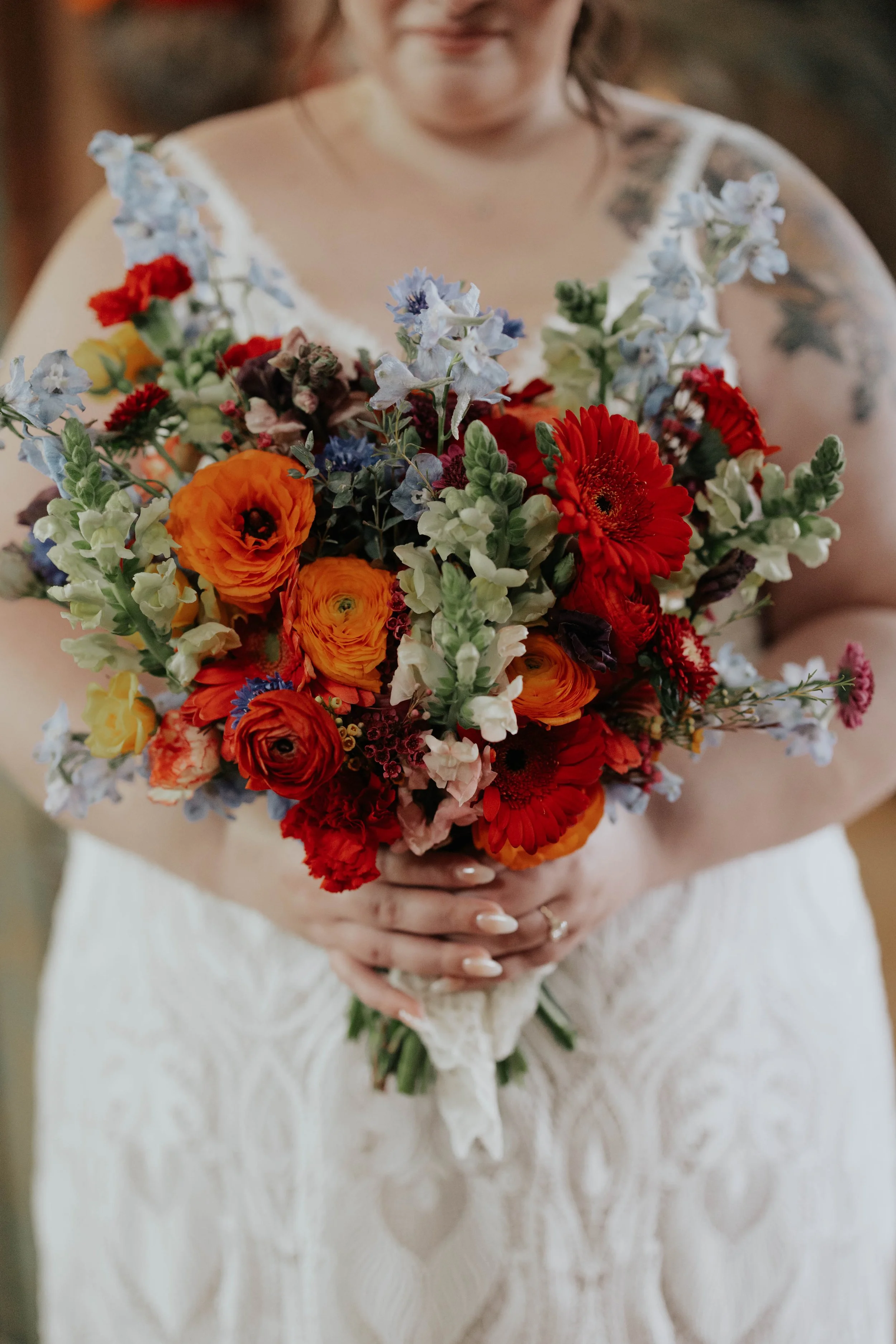 Before the ceremony, Lauren and Joel shared a joyful first look surrounded by the lush greenery of the Boojum Tree in Phoenix. These quiet moments together allowed them to take in the excitement of the day while capturing relaxed portraits before cel