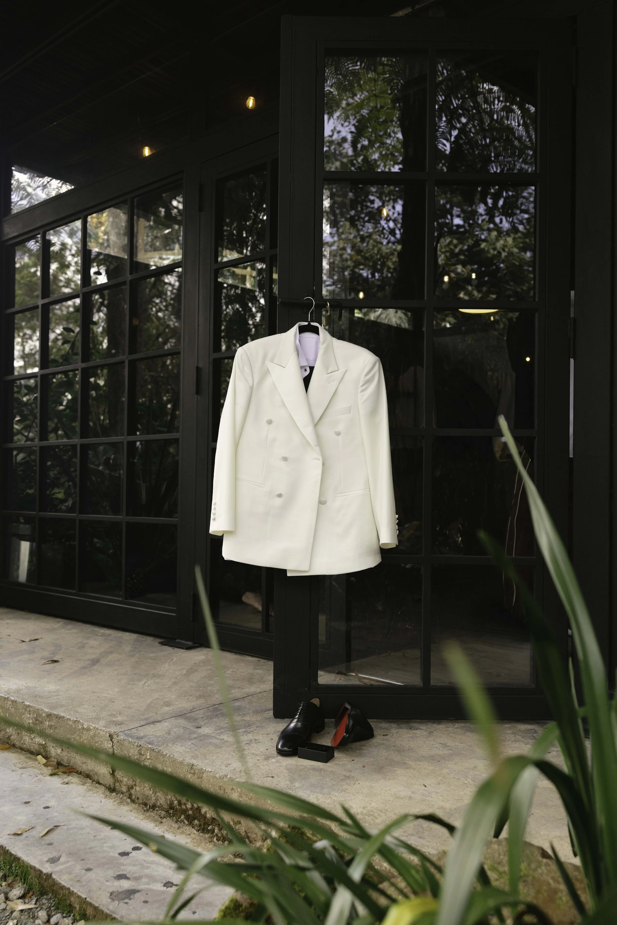 Documentary destination wedding photography at Forest Campestre in Medellín, Colombia featuring an intimate first look, modern wedding details, emotional portraits, ceremony, reception, and candid moments captured by Arizona wedding photographer Raw 