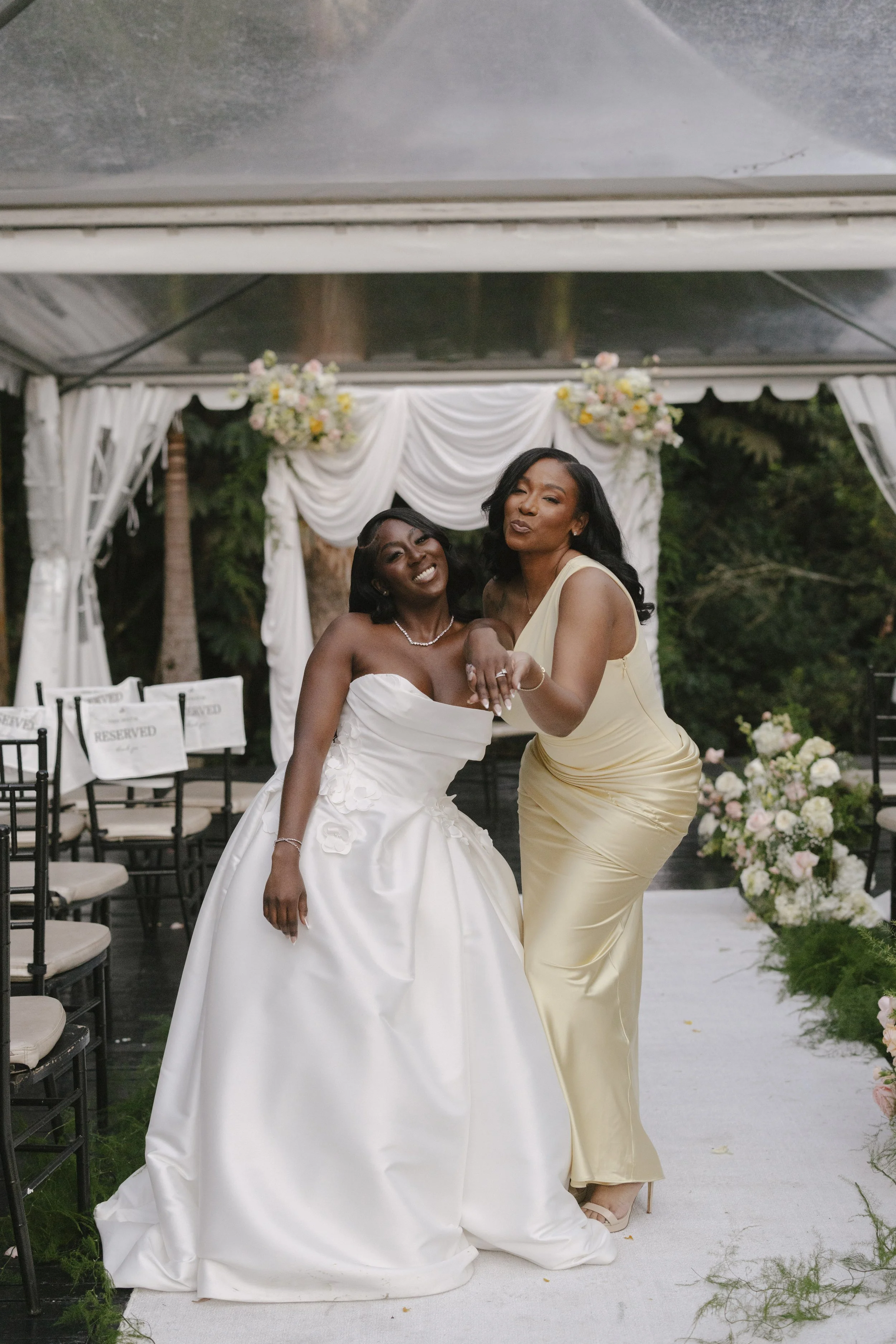 Bride and groom portraits at Forest Campestre in Medellín, Colombia featuring romantic destination wedding photography, lush tropical gardens, bridal party portraits, and natural, documentary-style moments.