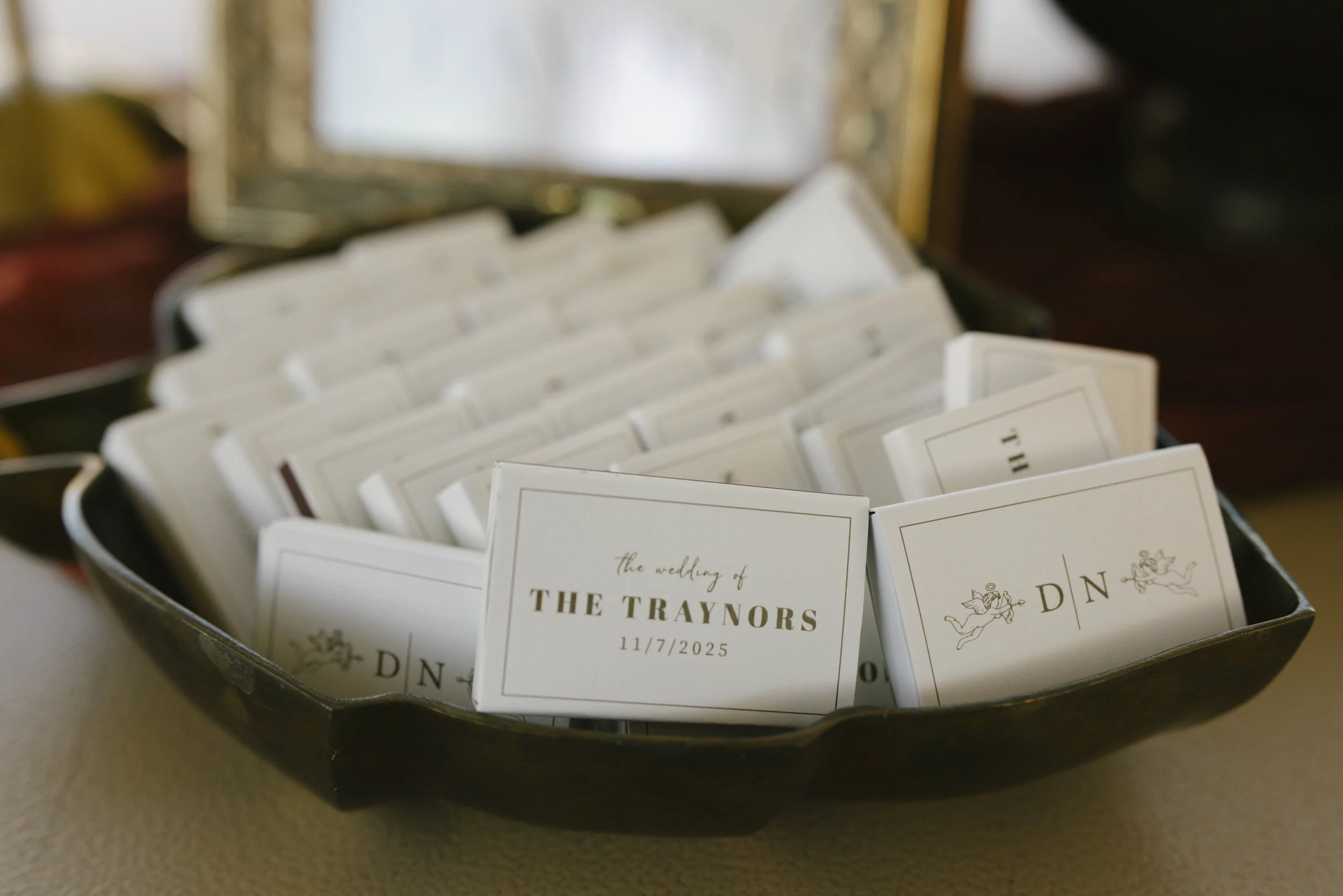 As the Dolly Steamboat cruised through Canyon Lake, guests enjoyed an intimate reception surrounded by Arizona’s desert mountains and open water. The tables were beautifully set with warm tones, fresh florals, and thoughtful details that complemented