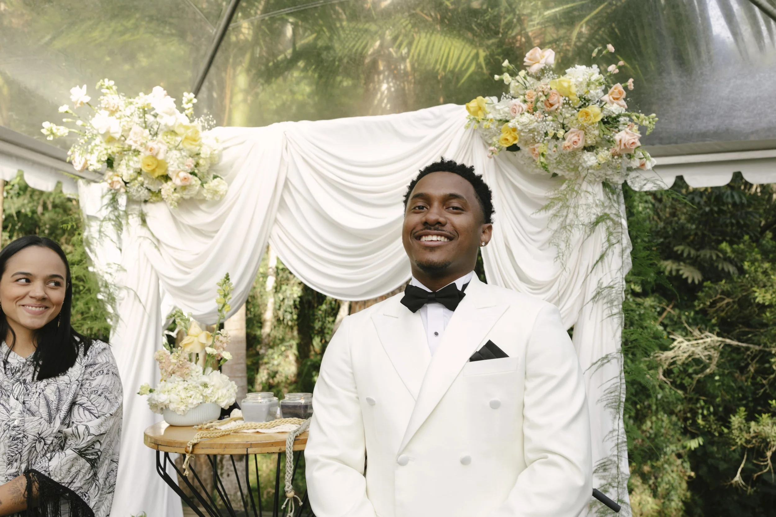 Forest Campestre wedding ceremony in Medellín, Colombia featuring the bridal processional, groom's reaction, emotional ceremony moments, floral aisle design, wedding guests, and documentary-style wedding photography