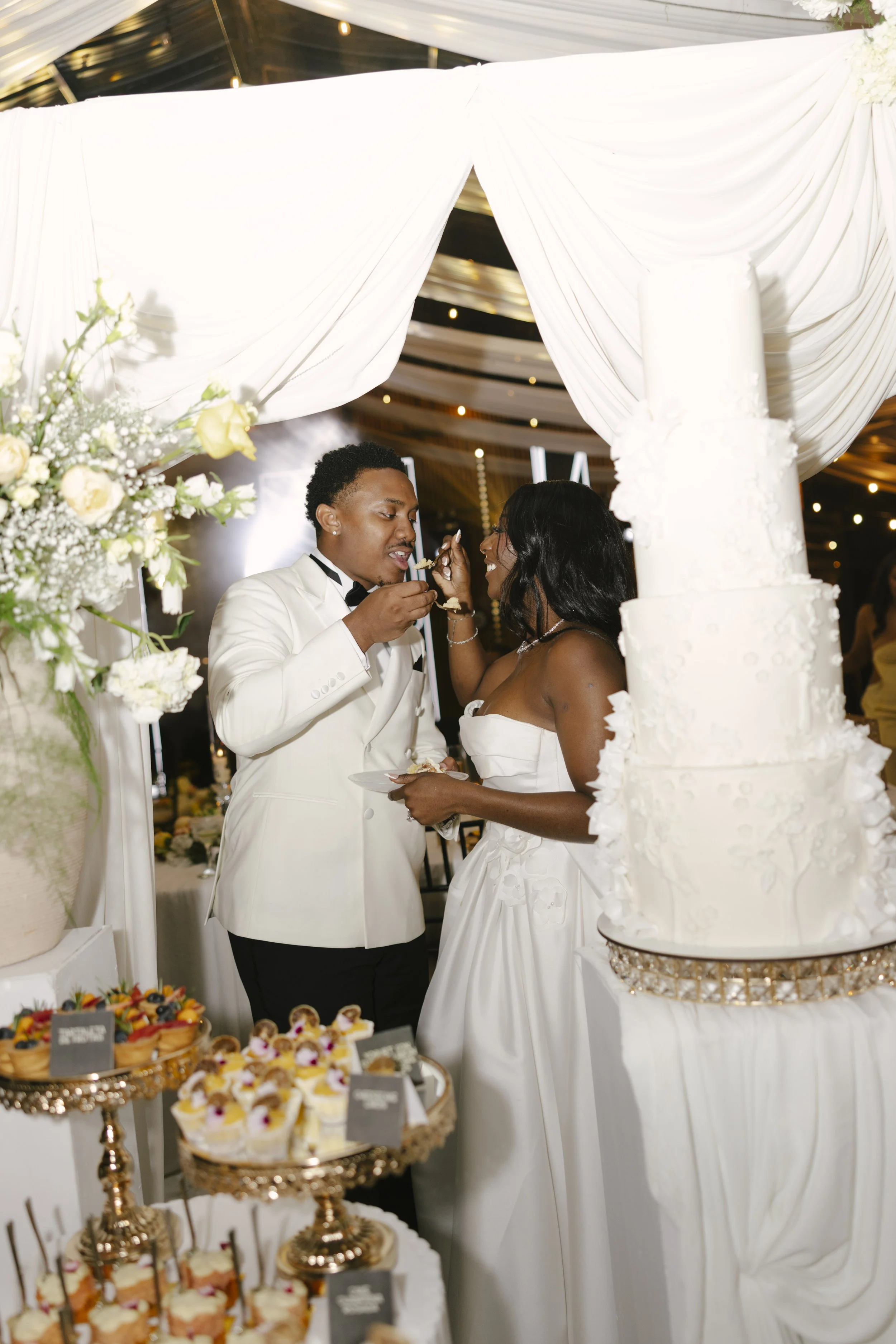 Wedding reception at Forest Campestre in Medellín, Colombia featuring the couple's first dance, parent dances, dance floor celebration, wedding desserts, and candid documentary wedding photography.
