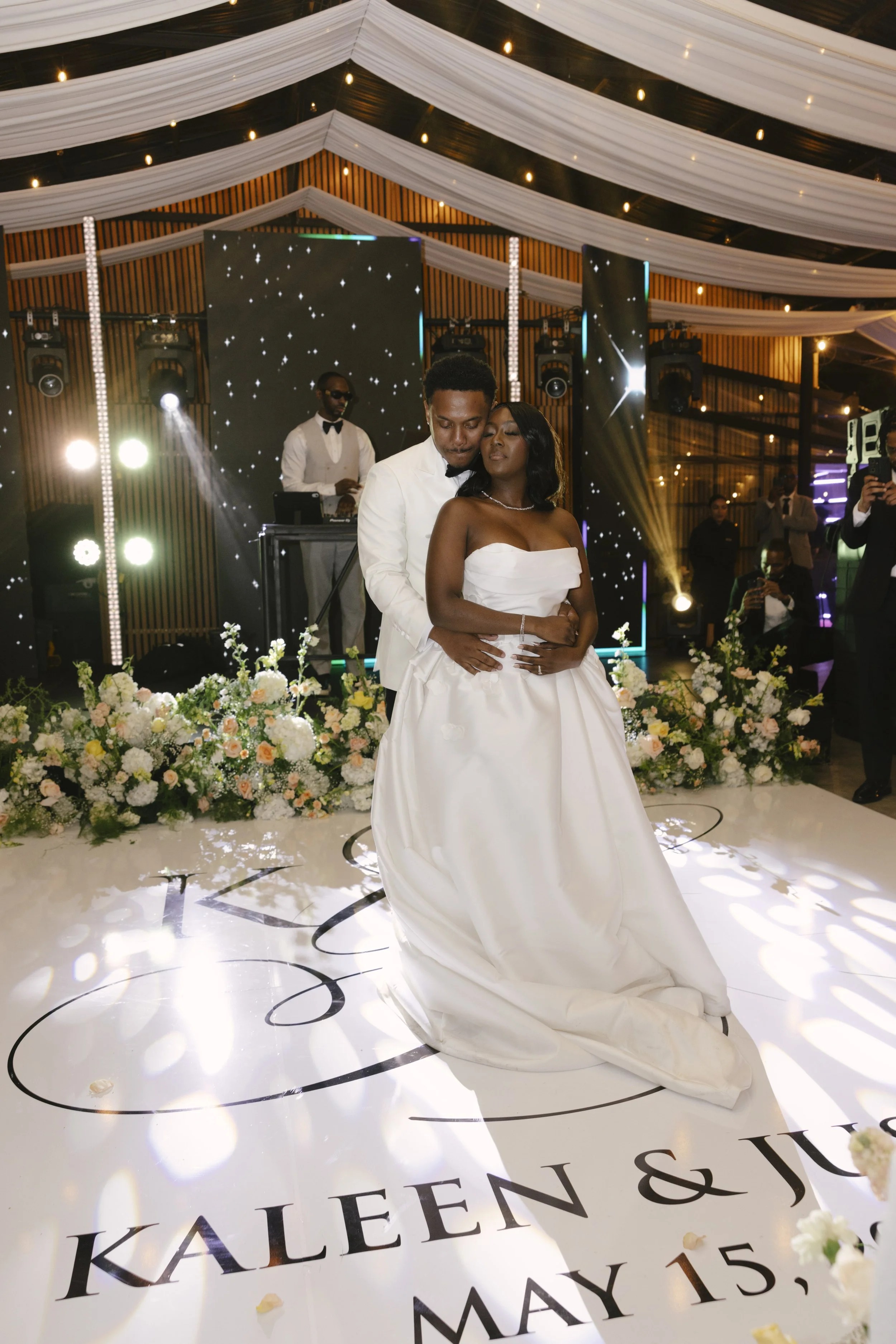 Wedding reception at Forest Campestre in Medellín, Colombia featuring the couple's first dance, parent dances, dance floor celebration, wedding desserts, and candid documentary wedding photography.