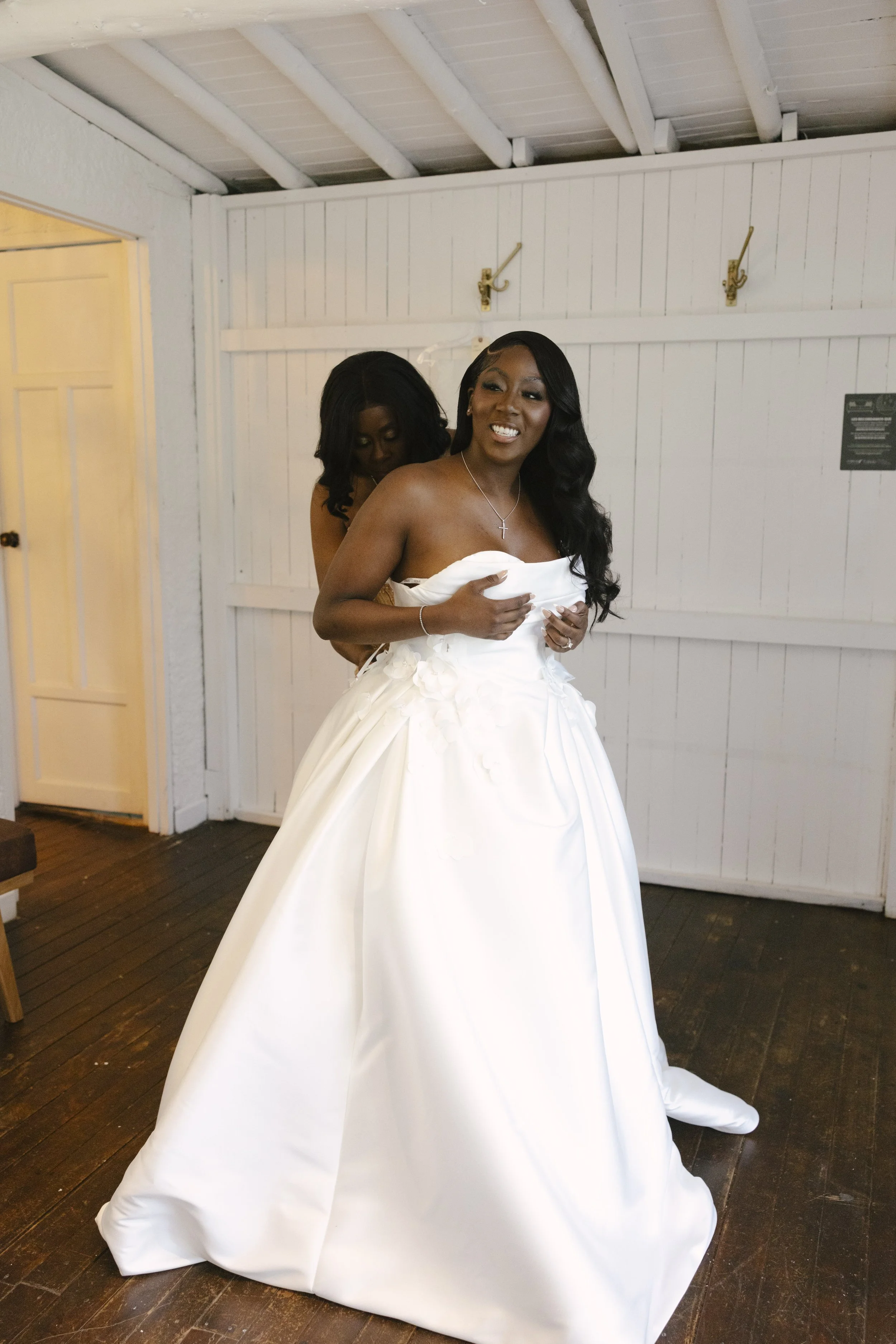 Documentary wedding photography showcasing bridal preparations, bridesmaids, wedding details, floral ceremony design, reception décor, invitation suite, wedding dress, and intimate getting ready moments at Forest Campestre in Medellín, Colombia.