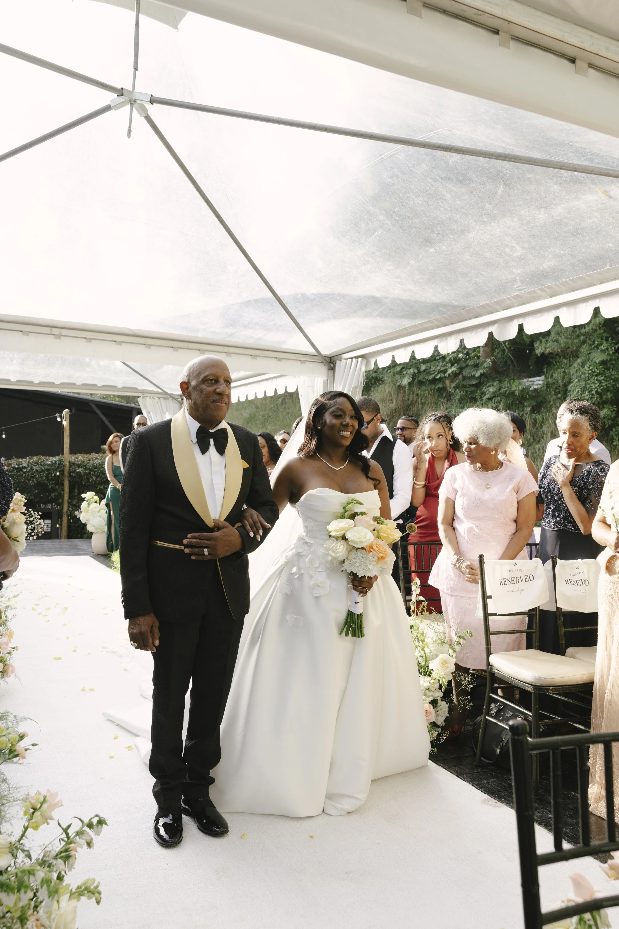 Forest Campestre wedding ceremony in Medellín, Colombia featuring the bridal processional, groom's reaction, emotional ceremony moments, floral aisle design, wedding guests, and documentary-style wedding photography