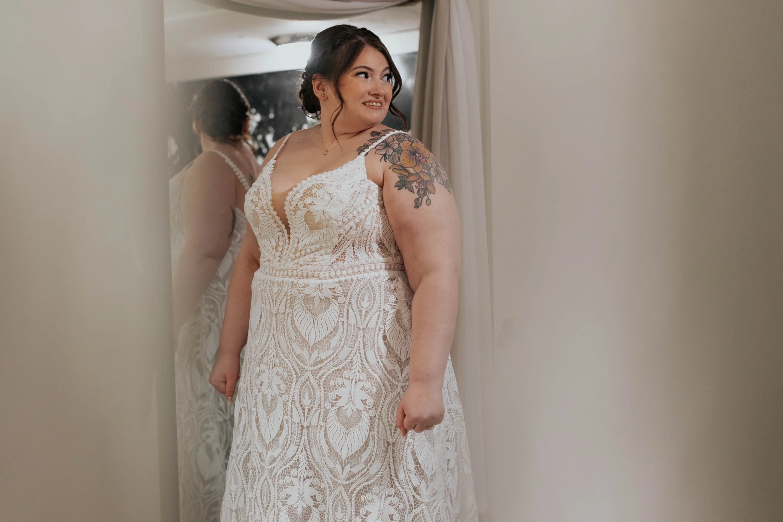 The morning began with quiet getting-ready moments and wedding detail photos before the ceremony at the Boojum Tree in Phoenix. From the bride’s dress and rings to personal touches shared throughout the space, every detail reflected Lauren & Joel’s b