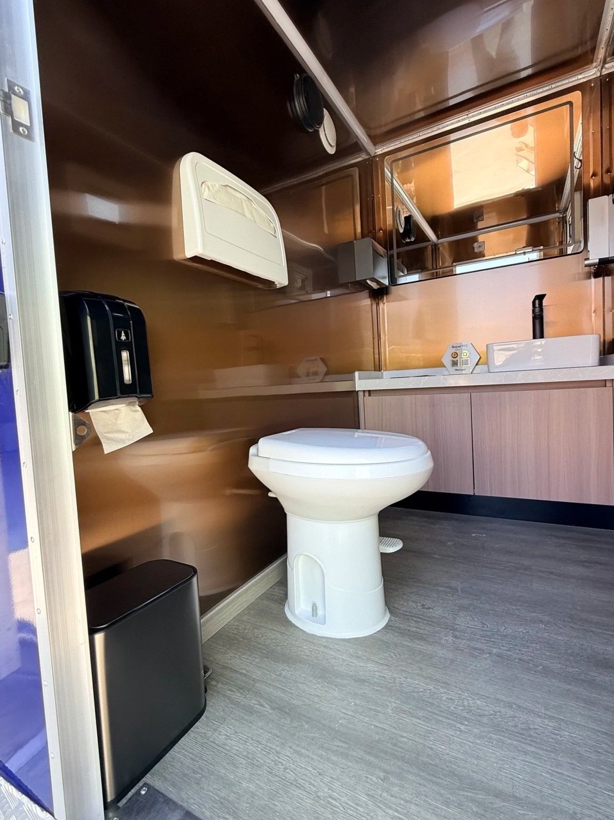 How Are Luxury Toilet Trailers Powered at Events in Crete?