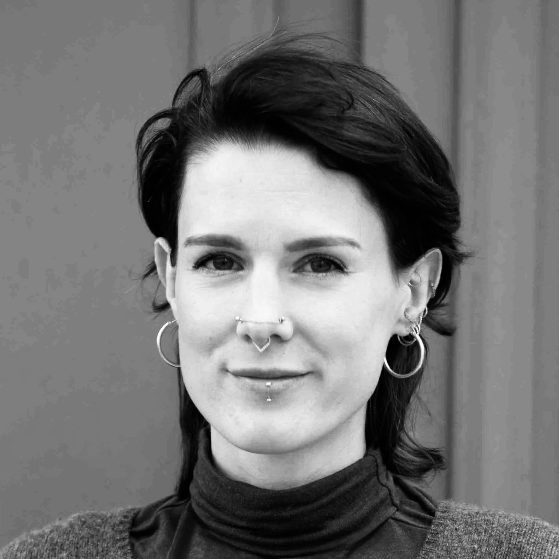 Portrait de face en noir et blanc d'Ellie Piednoir