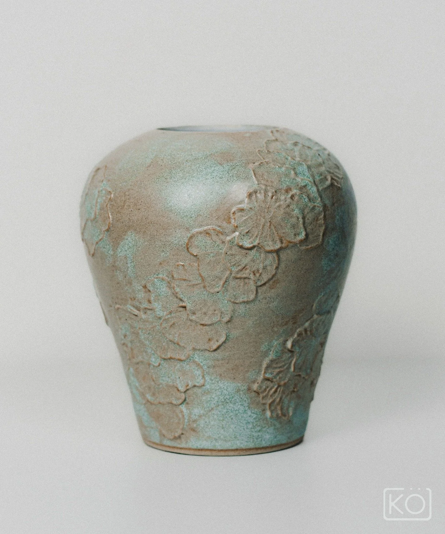 Quite an odd finish I got for this one, I made for my mom. 

#ceramics #pottery #handmadeceramics #stoneware #vase #glazeceramics #studiopottery #ceramicart
#madebyhand #slowmade #functionalceramics