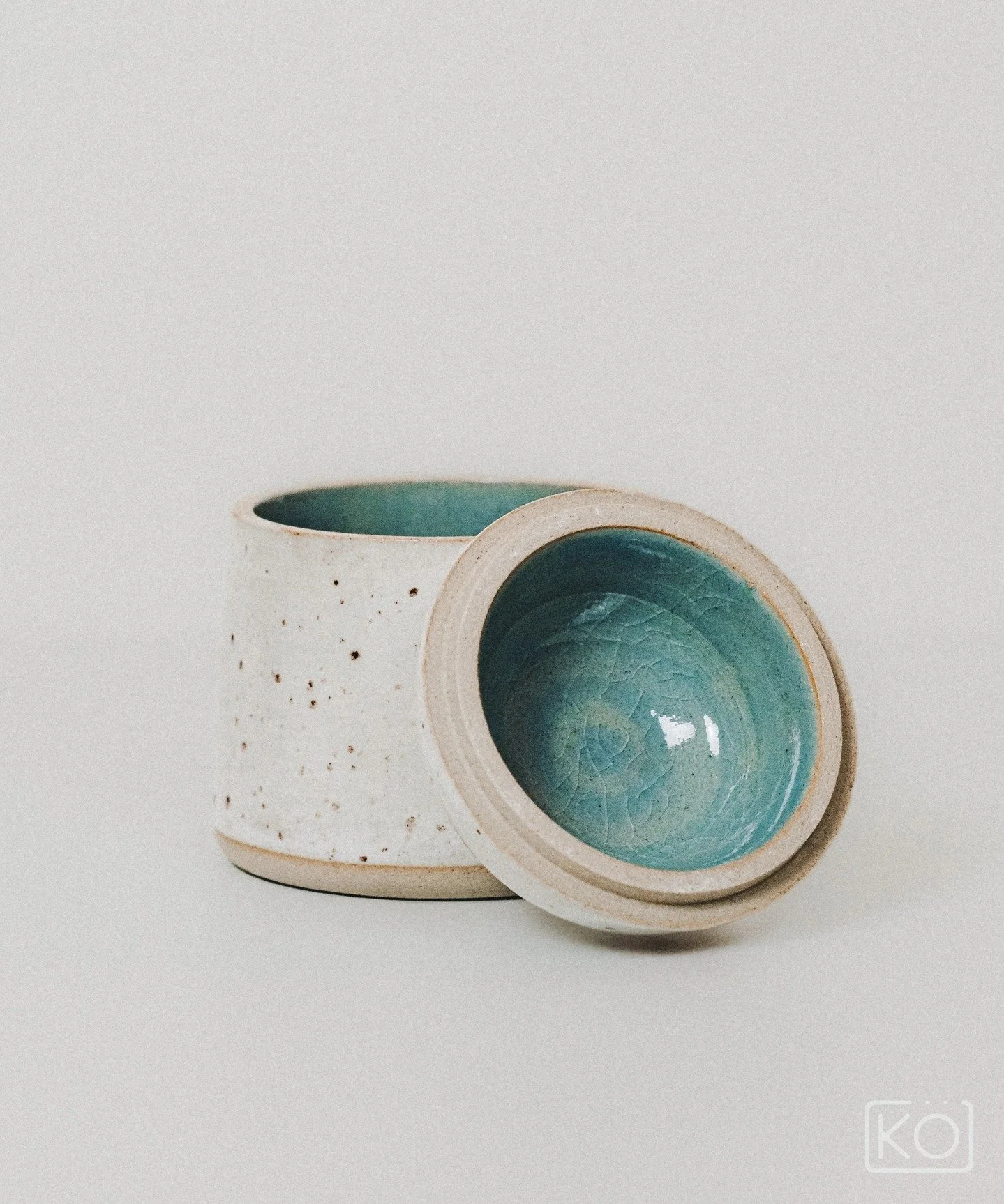 Small jewelry box in light stoneware.
Cream speckled glaze on the outside, glacier glaze on the inside.
Made for the elder sister (first comes first 😌)

#ceramics #pottery #handmadeceramics #stoneware #jewelrybox
#ceramicbox #glazeceramics #studiopo