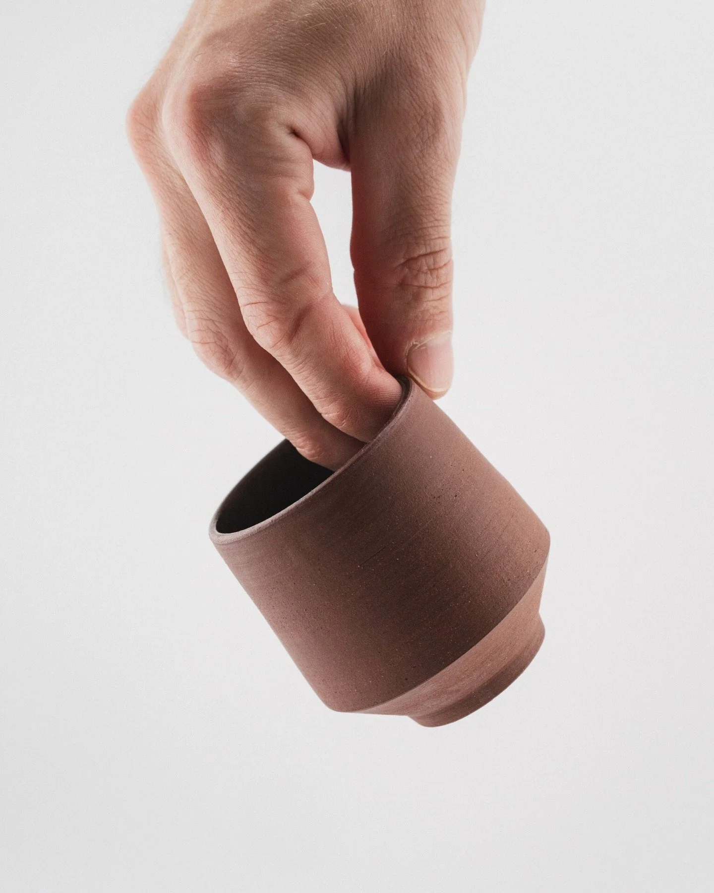 This is my favorite clay and glaze combo right now, and one of the few designs I'm genuinely happy with, as some of you may already know.

The light chamotte in this clay gives it a texture on the exterior that I really love.

Expect to see a lot mor