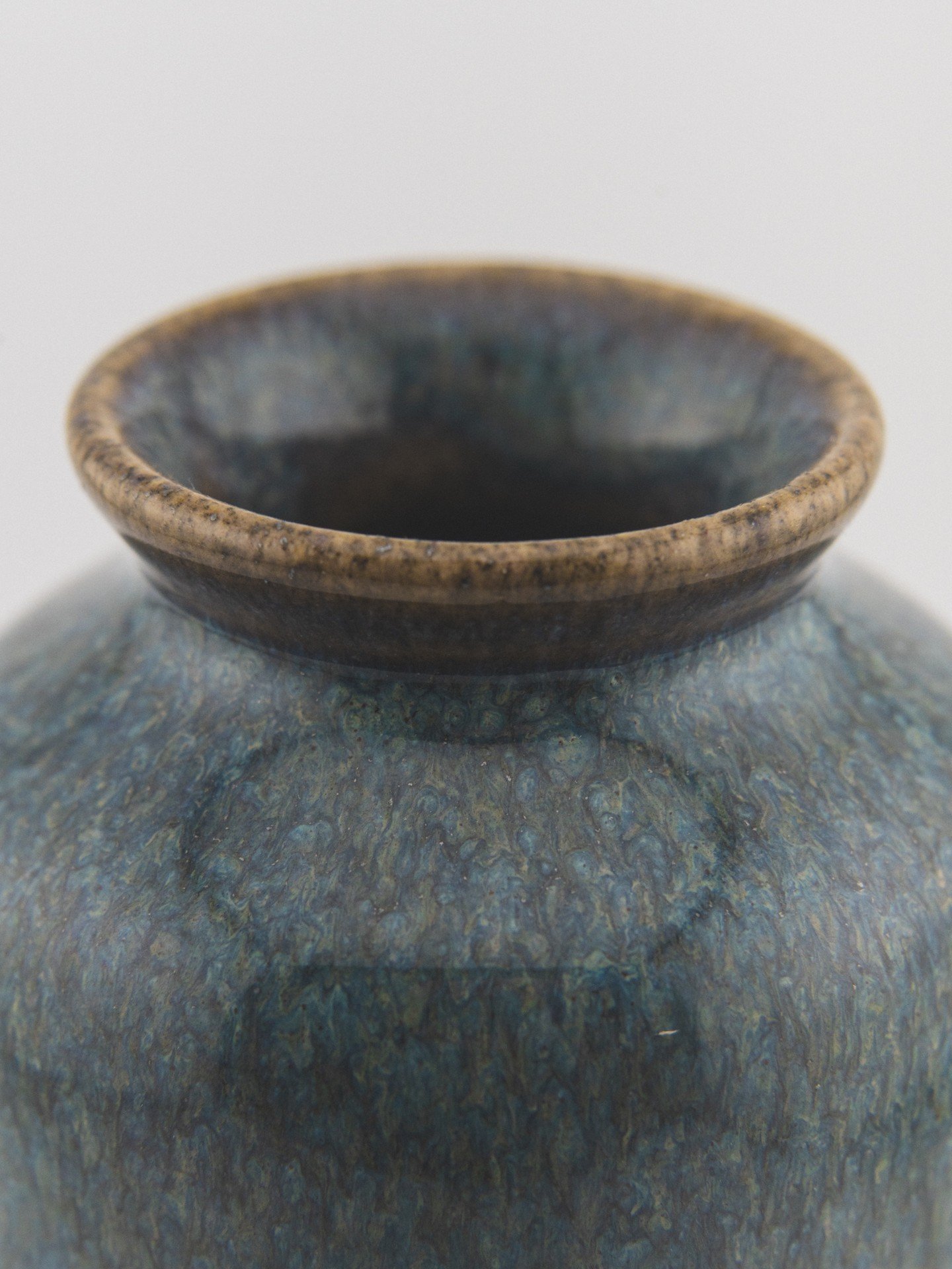 This might be the cleanest rim I've ever achieved.

"Sea Drift" is another of my own formulated glazes, and its effects are even more beautiful when applied thick, as is the case here. But that comes with drips, something I really don't lik