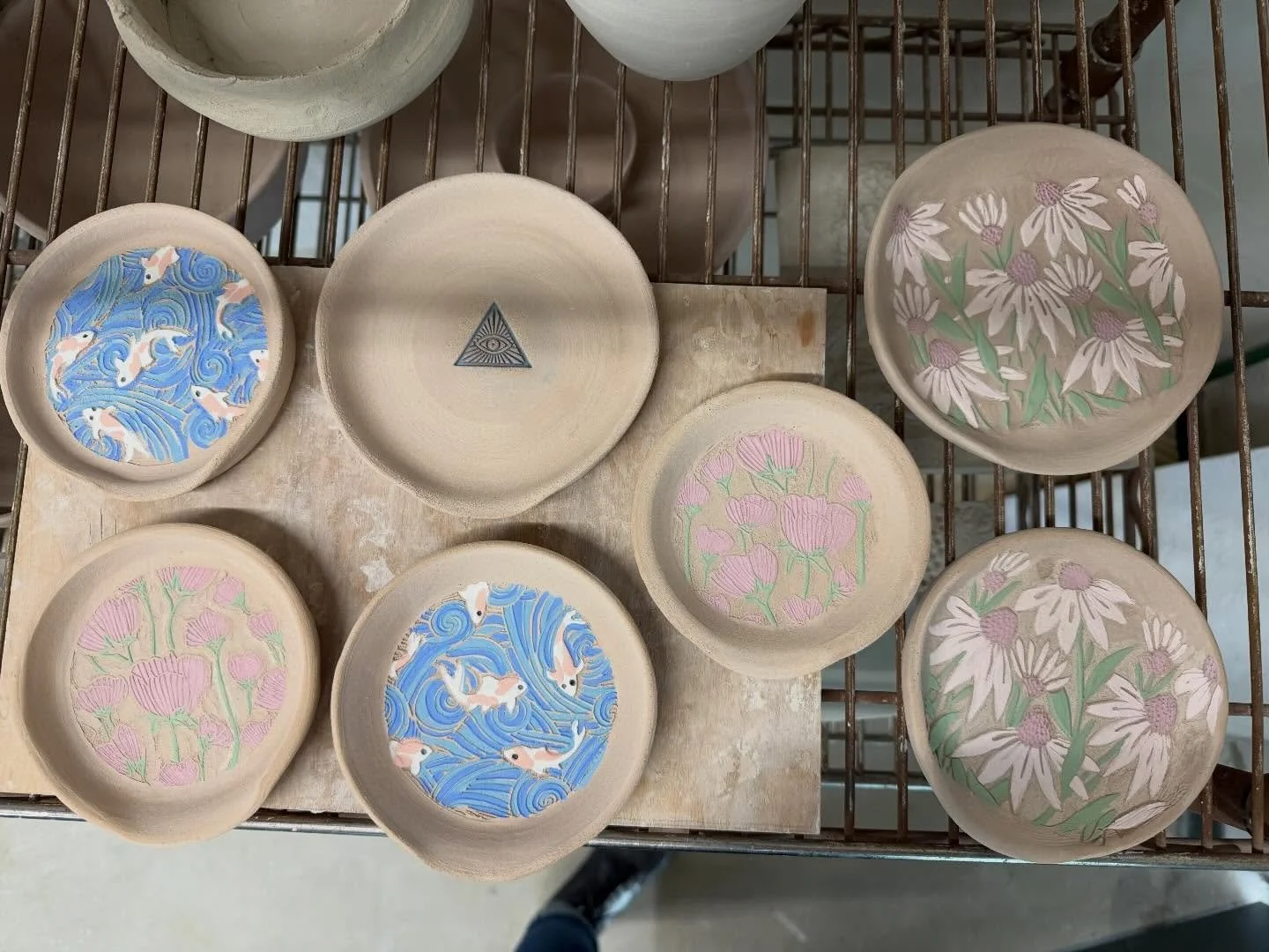 Just finished readying these buddies with underglaze for their first firing. Now we cross our fingers we don&rsquo;t have burn off&hellip; 🤞😬 @mcmahon__studios