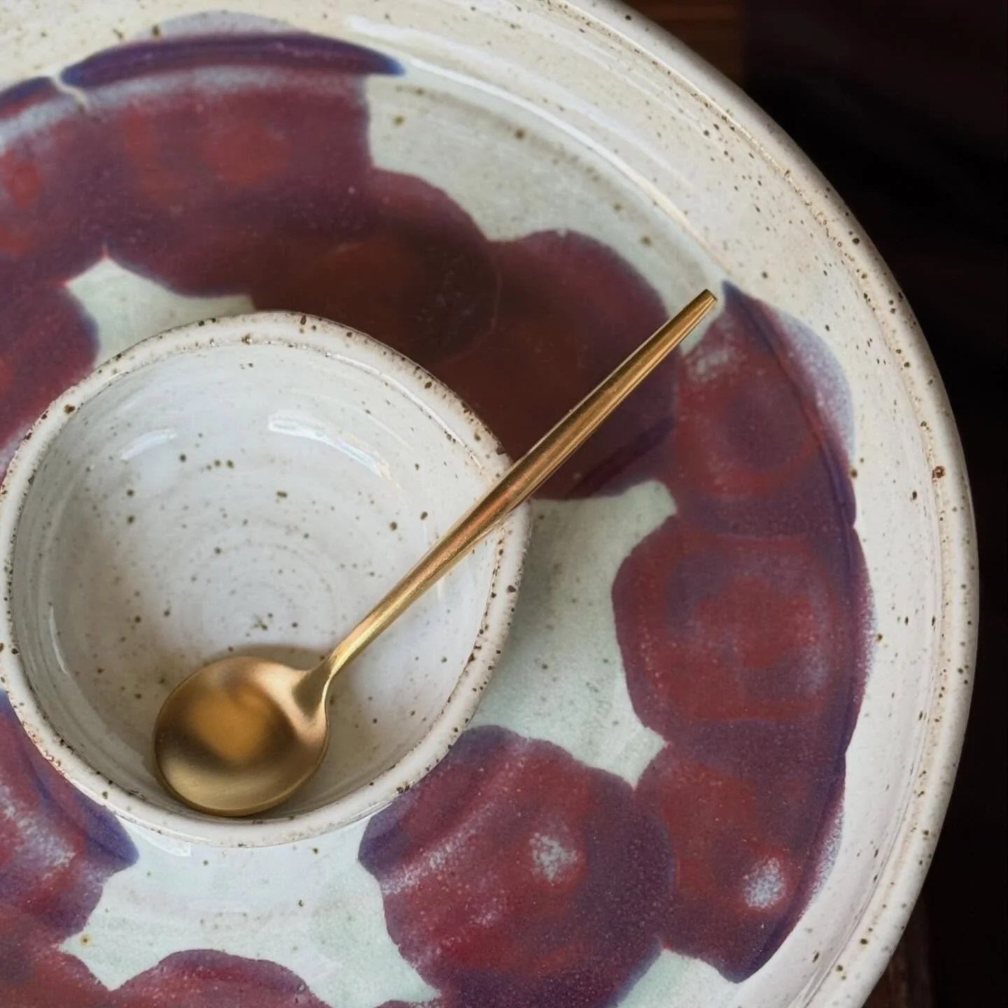 I loooooove the chameleon aspect of this chip and dip that I pulled from the kiln yesterday 😻 http://www.mcmahonstudio.art/