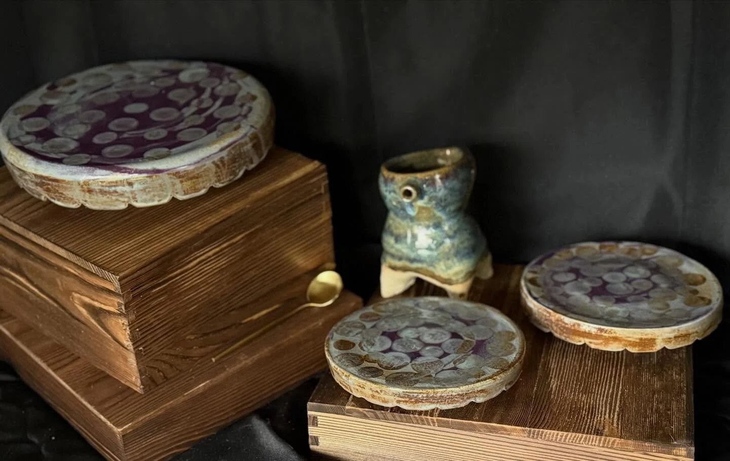 Just unloaded the kiln! Hopefully the lighting will be better tomorrow for photographing. In the meantime&hellip; sneak peaks of Easter worthy cake stands, gravy boats and MINI chip &amp; dips! ❤️🐇🐣❤️ @mcmahon__studios  https://www.mcmahonstudio.ar