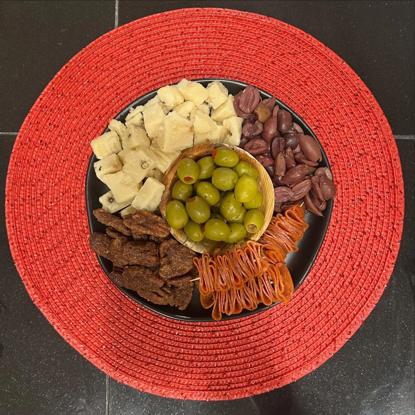 A little bit of everything we ❤️

Bold flavors, beautiful textures, and a spread made for sharing. Perfect for casual gatherings or cozy nights in 🧀
#charcuterieboard #cheeseboard #grazingboard #entertainingathome #foodstyling #womenownedbusiness #s
