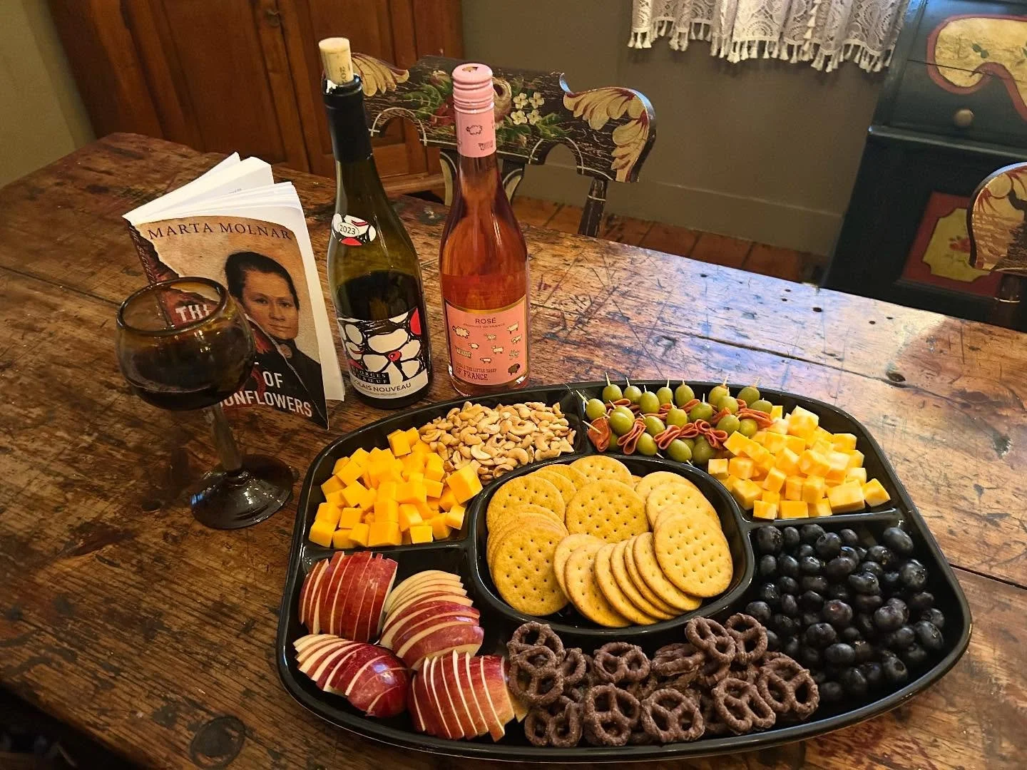Book club nights >>>

🧀 Sharp Cheddar &amp; Colby Jack

🍎  Honeycrisp apples &amp; blueberries

🫒 Red pepper-stuffed Manzanilla olives &amp; pepperoni

🍫 Milk chocolate-covered salted pretzels

🌰 Roasted cashews

#charcuterieboard #graz