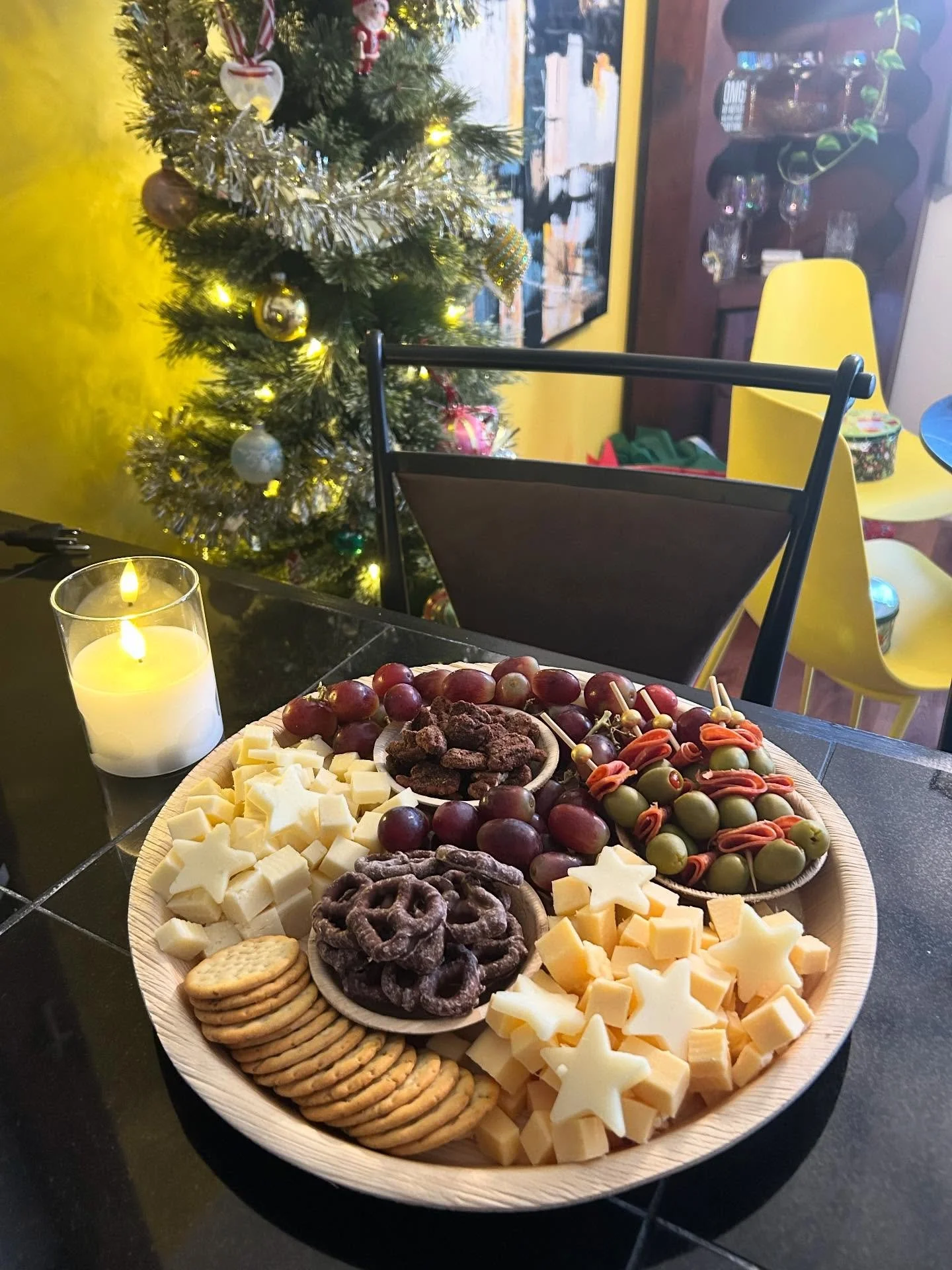 A little holiday magic, served on a board. 🎄✨

🧀 Sharp Cheddar &amp; Gouda

🫒 Manzanilla olives stuffed with red peppers

🍇 Purple, seedless grapes 

🌰 Cinnamon-roasted pecans

🍫 Milk chocolate-covered pretzels

#holidayboard #festivefood #chri