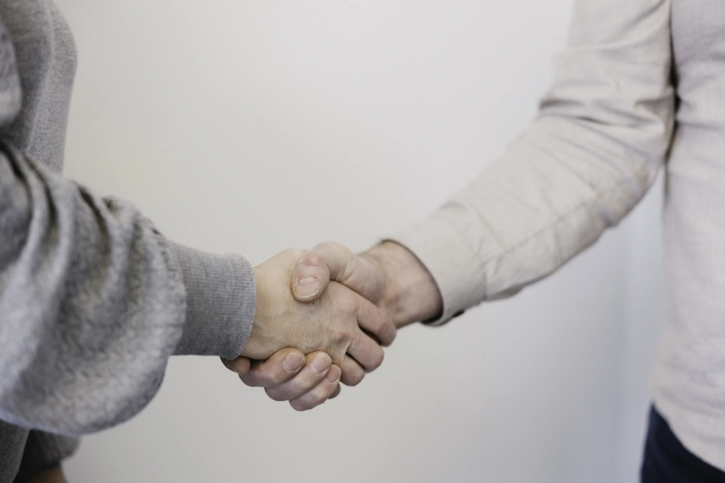 Mynd sem sýnir handaband milli tveggja einstaklinga