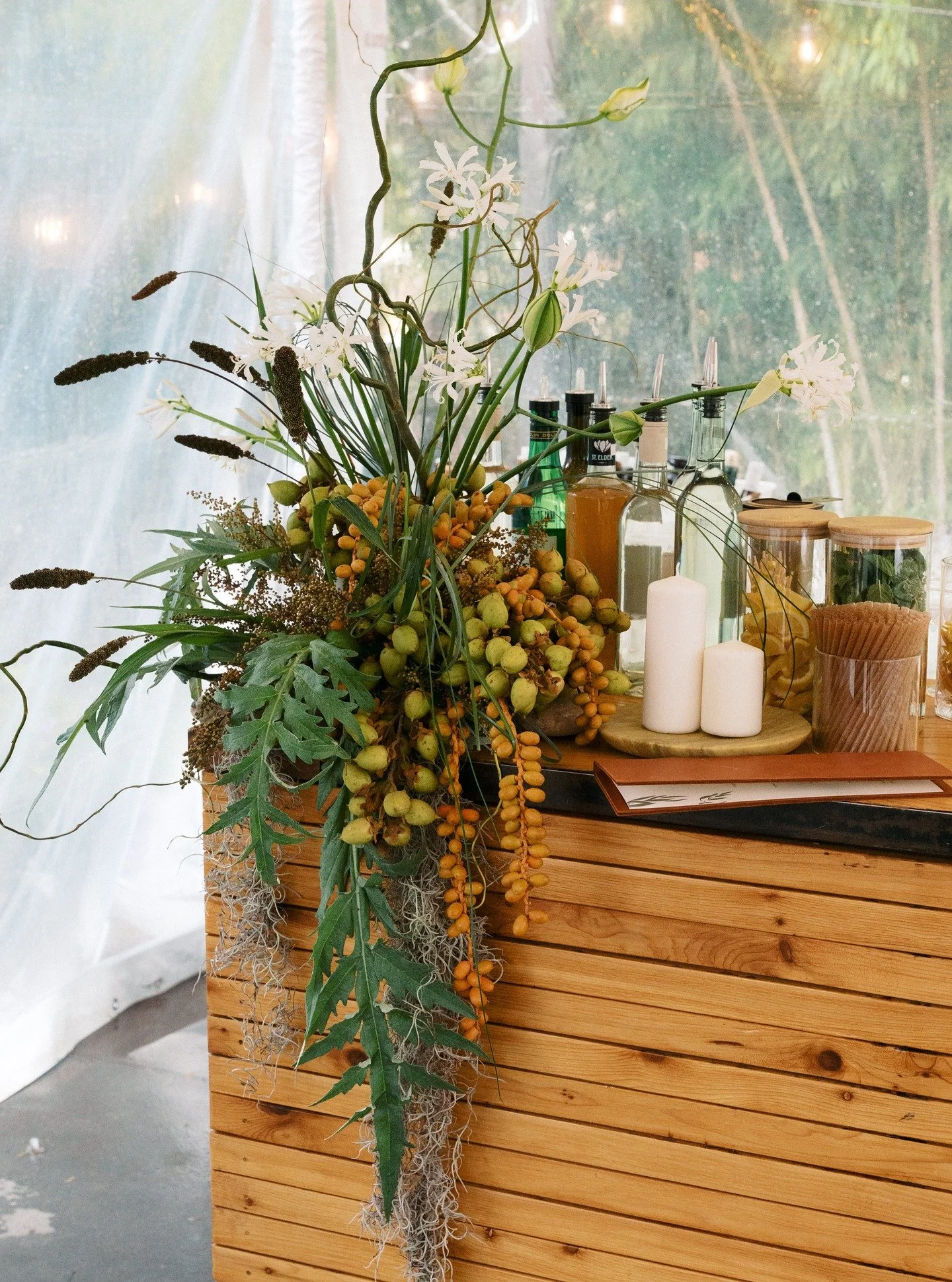 2026 wedding season kicks off next month&hellip; and after the magic that was 2025, you&rsquo;ve got a lot to live up to

Some shots from Camille &amp; Alex's day

captured by: @lukaskorynta
floral design: @novella_floral
planning + design: @hostedby