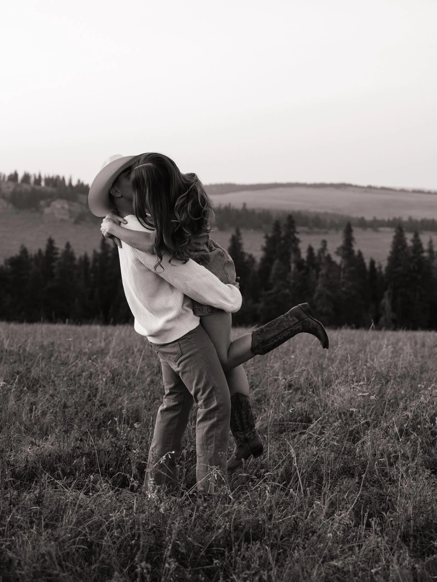 Some b&amp;w moments from one of my all-time fave sessions 🖤 Counting down the days until mountain sessions are back. Until then, I&rsquo;ve been working on some super exciting things behind the scenes&hellip; stay tuned 🫶🏼