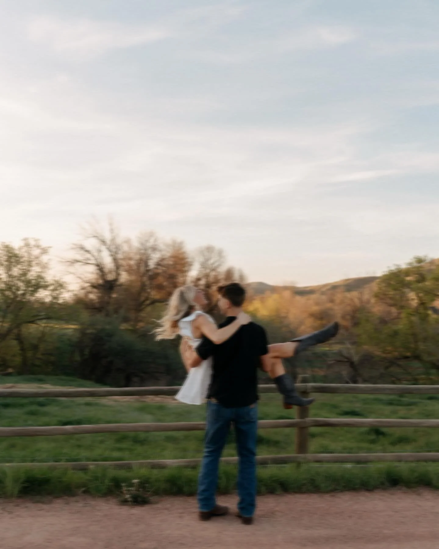 dancing in a field somewhere with you 🌾🫶🏼

_

Luxury Wyoming Portrait Photographer
Wyoming Luxury Couples Photography
