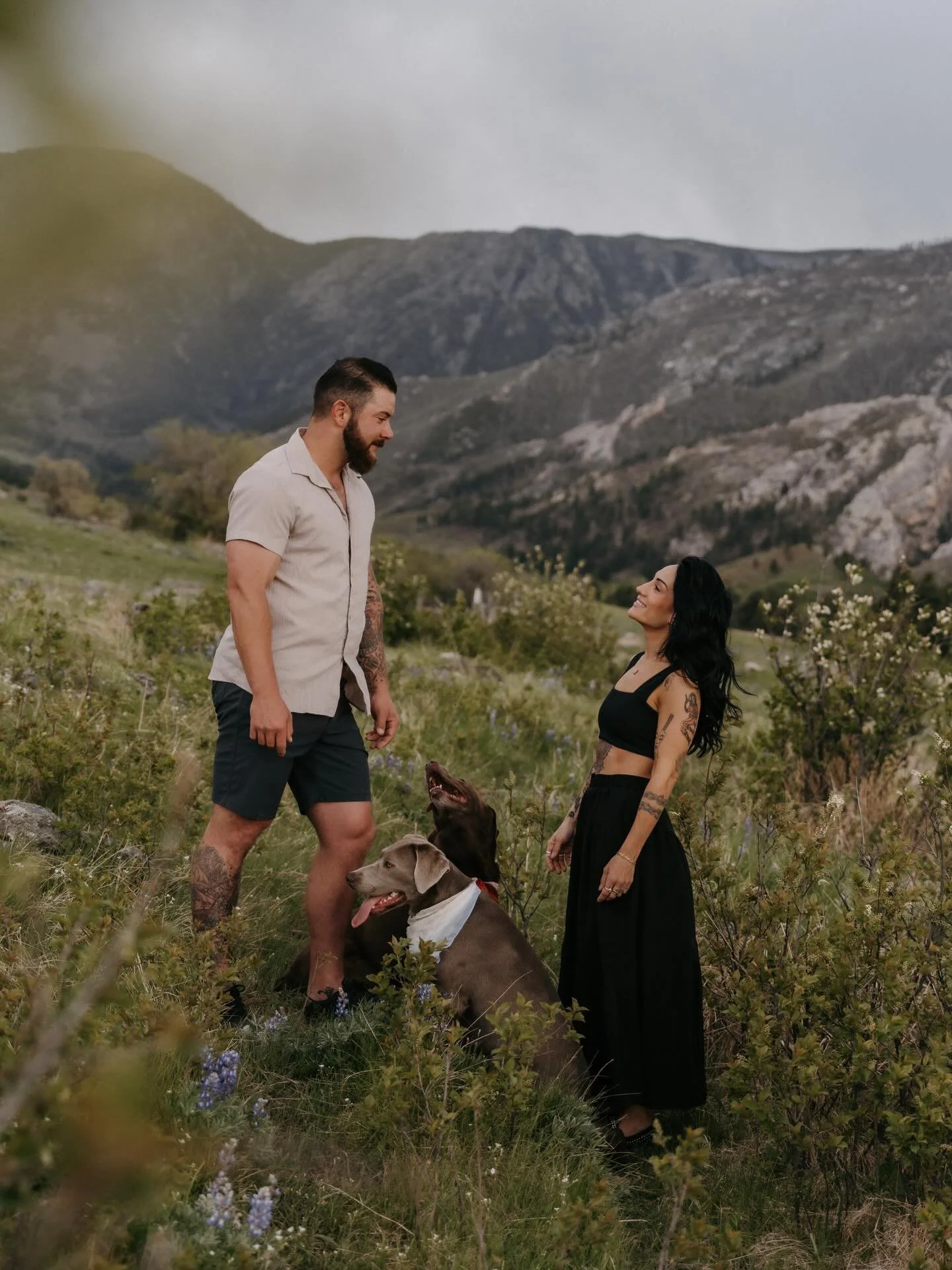 outdoor season is finally here which means I get to photograph all the pretty people in all the pretty places for the next few months ⛰️🖤