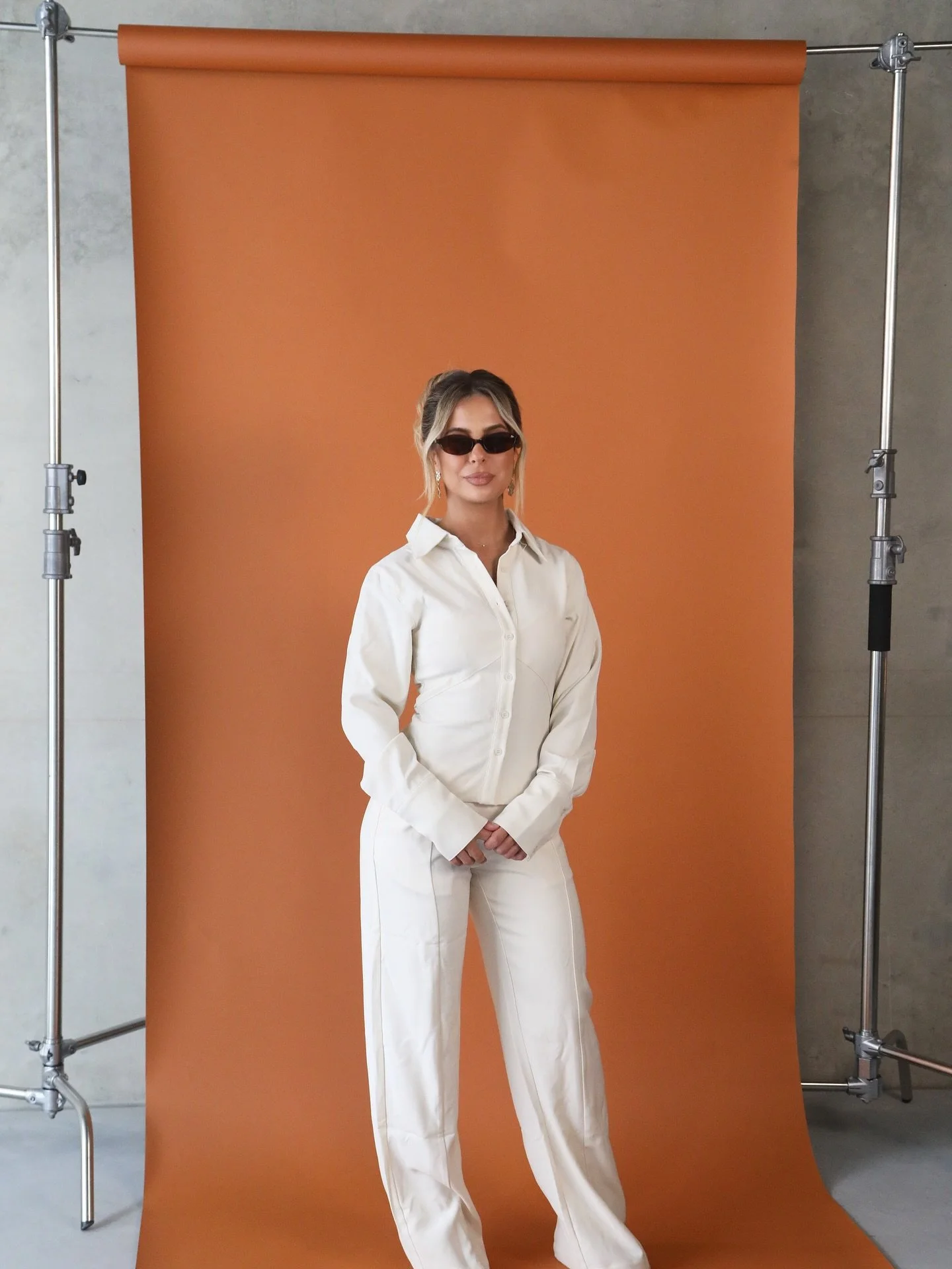 In-house branding shoot with the gorgeous Katey from @sweetpixie_salon featuring our paper backdrop in SPICE orange 💫

Available with in studio for all bookings.