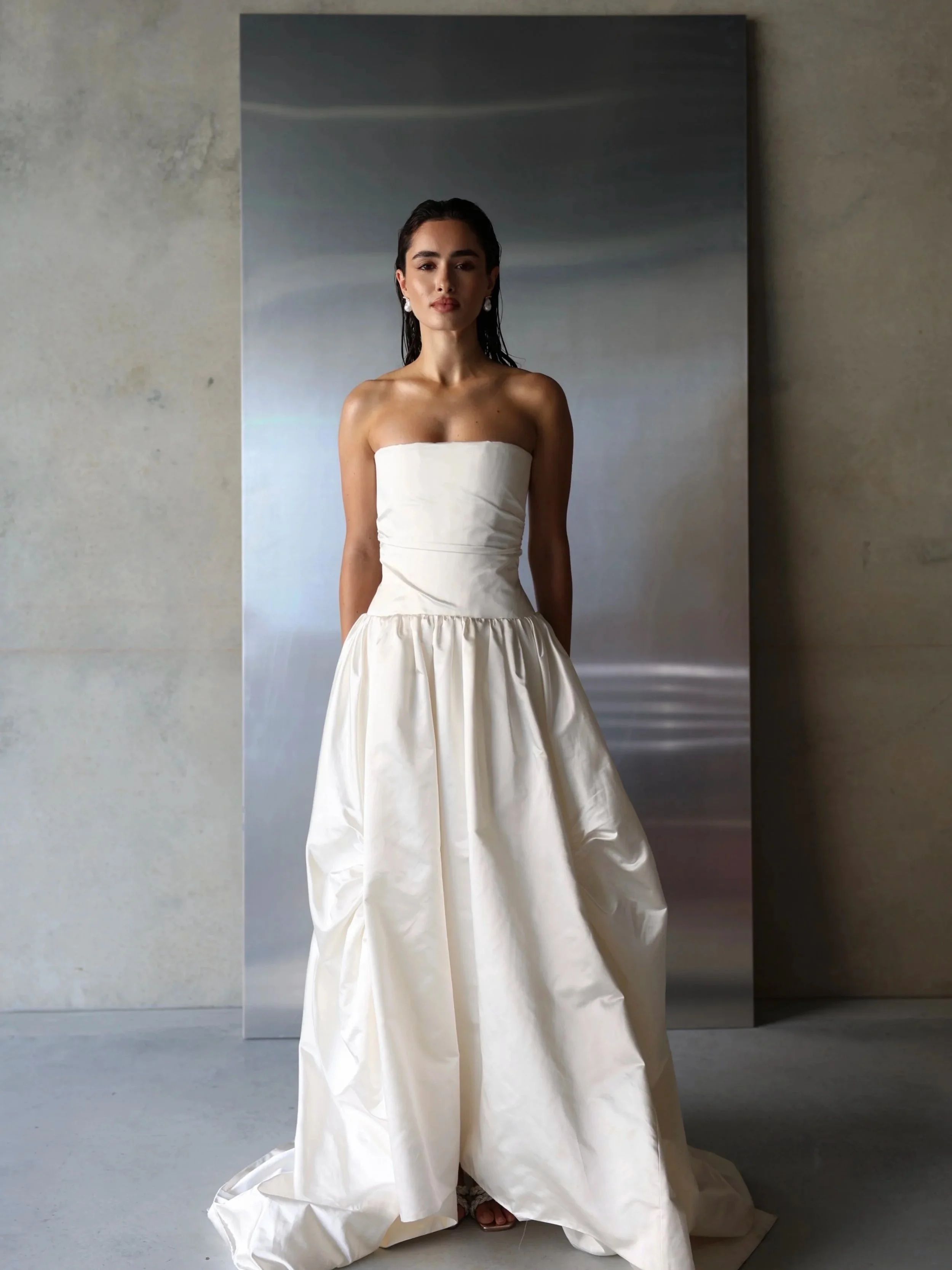 Soft, romantic, a little bit cool, turns out bridal and chrome are very much a thing.

Your next shoot could look pretty good here too. Book your session via the link in bio.

@spherebridalgallery
