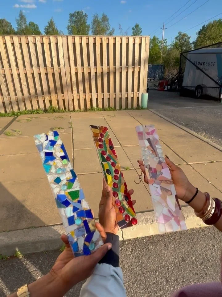 Here is a closer look at everyone&rsquo;s stained mosaic sun catcher ☀️🩵
If you want to join The Summer Wave don&rsquo;t miss out on the next one!
@studio_g2609 

#summer #summerevents #eventsinottawa #events #strivelab