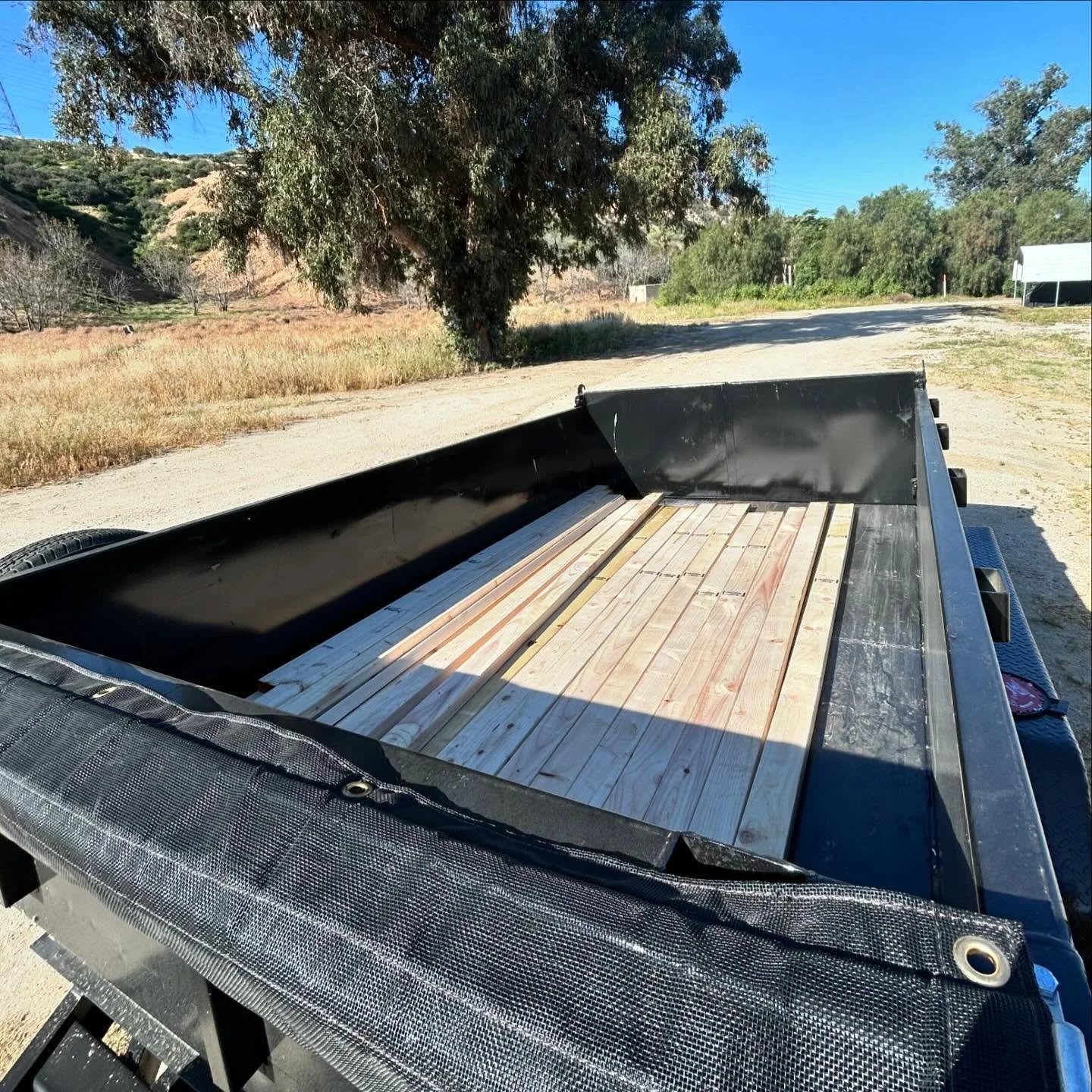 Delivering what you need, when you need it.
Lumber, gravel, mulch &mdash; we&rsquo;ve got your job covered. 🛠️🚛