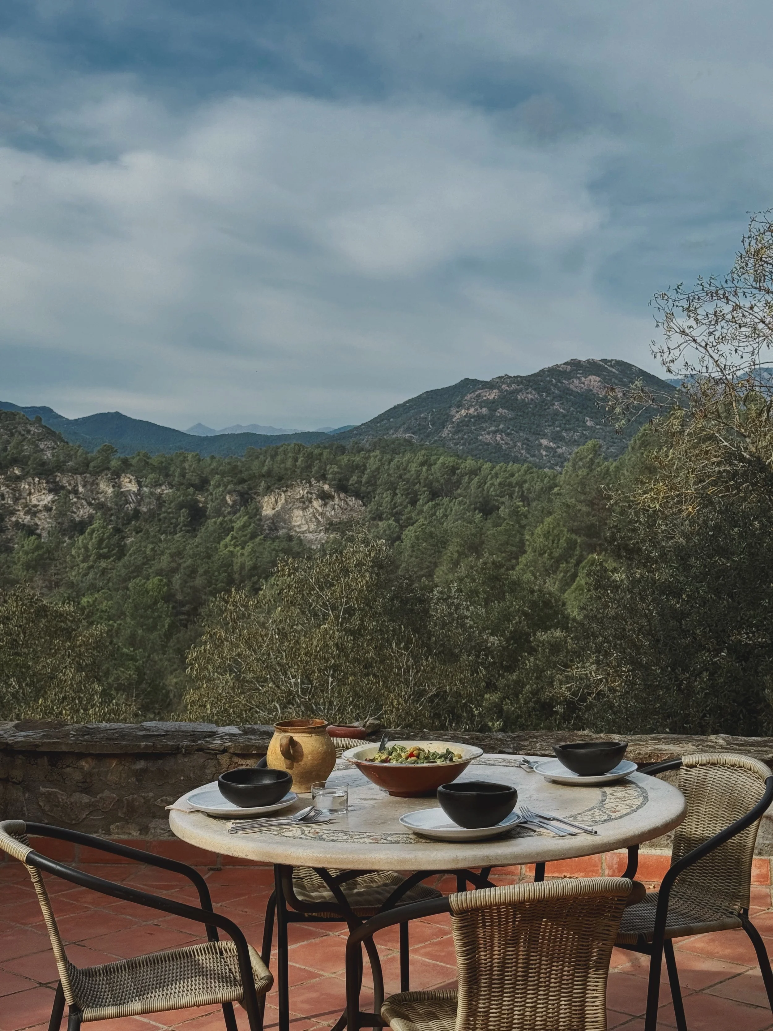 outdoor setting of lunch surrounded by mountains