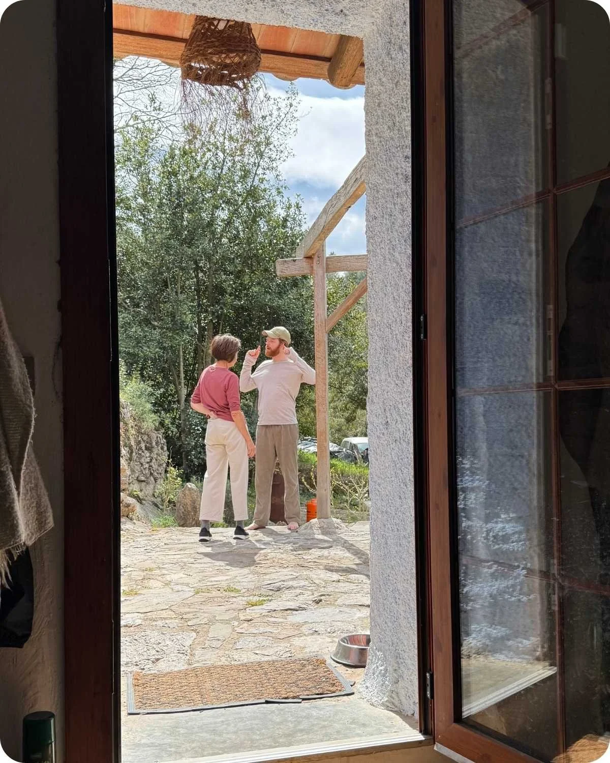 Dona parlant amb un home sobre treball corporal
