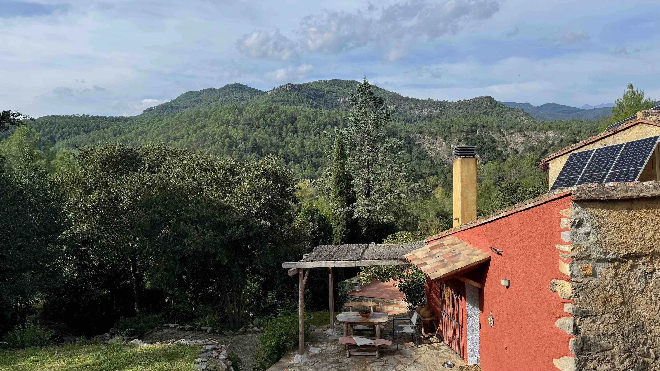 Casa rural en Girona rodeada de montañas.