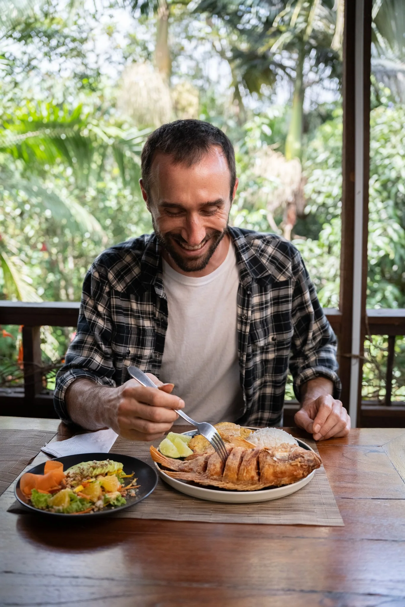 Eating a delicious meal in the middle of nature near Medellín
