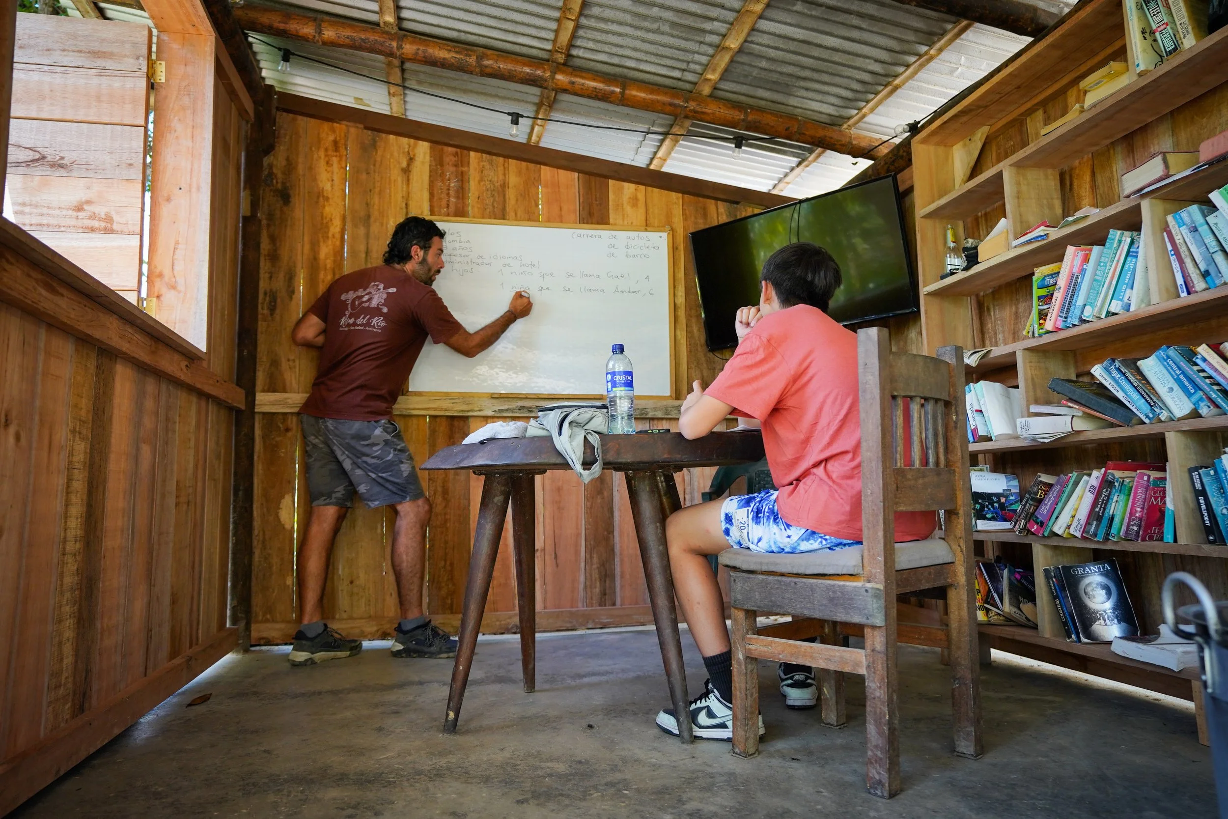 A teacher doing a Spanish lesson for a foreigner student in ColombiaBest places for learning spanish in nature. Best places for learning Spanish near Medellín. Spanish lessons in Medellín. Spanish School Colombia