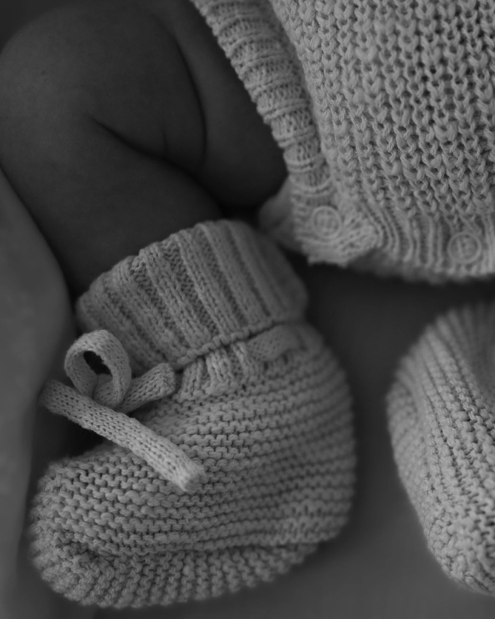 Tessa &amp; Trent invited me into their home to capture their family of five with the new addition of Alby. It always feels very personal to be invited into someones home to capture these moment, I am always so thankful 🤎