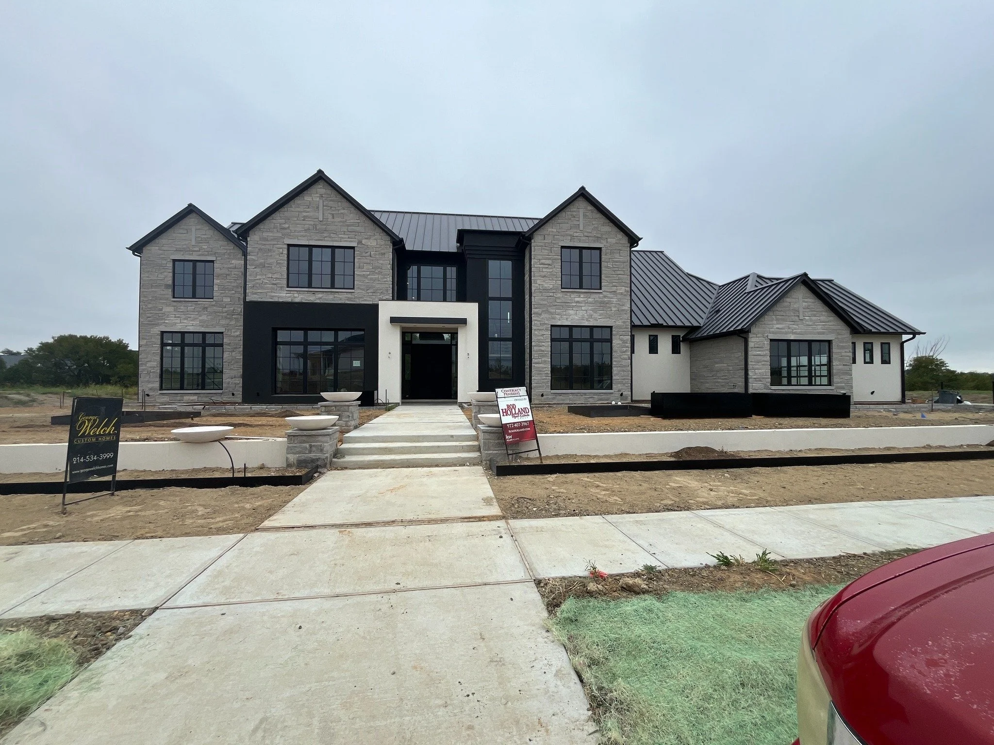 I'm so thrilled about the house design that's coming to life with George Welch Custom Homes in Ridge Lakes, Heath, Texas! I am absolutely loving the way this house is shaping up. The ceilings are adding so much character to the home, and the light fi