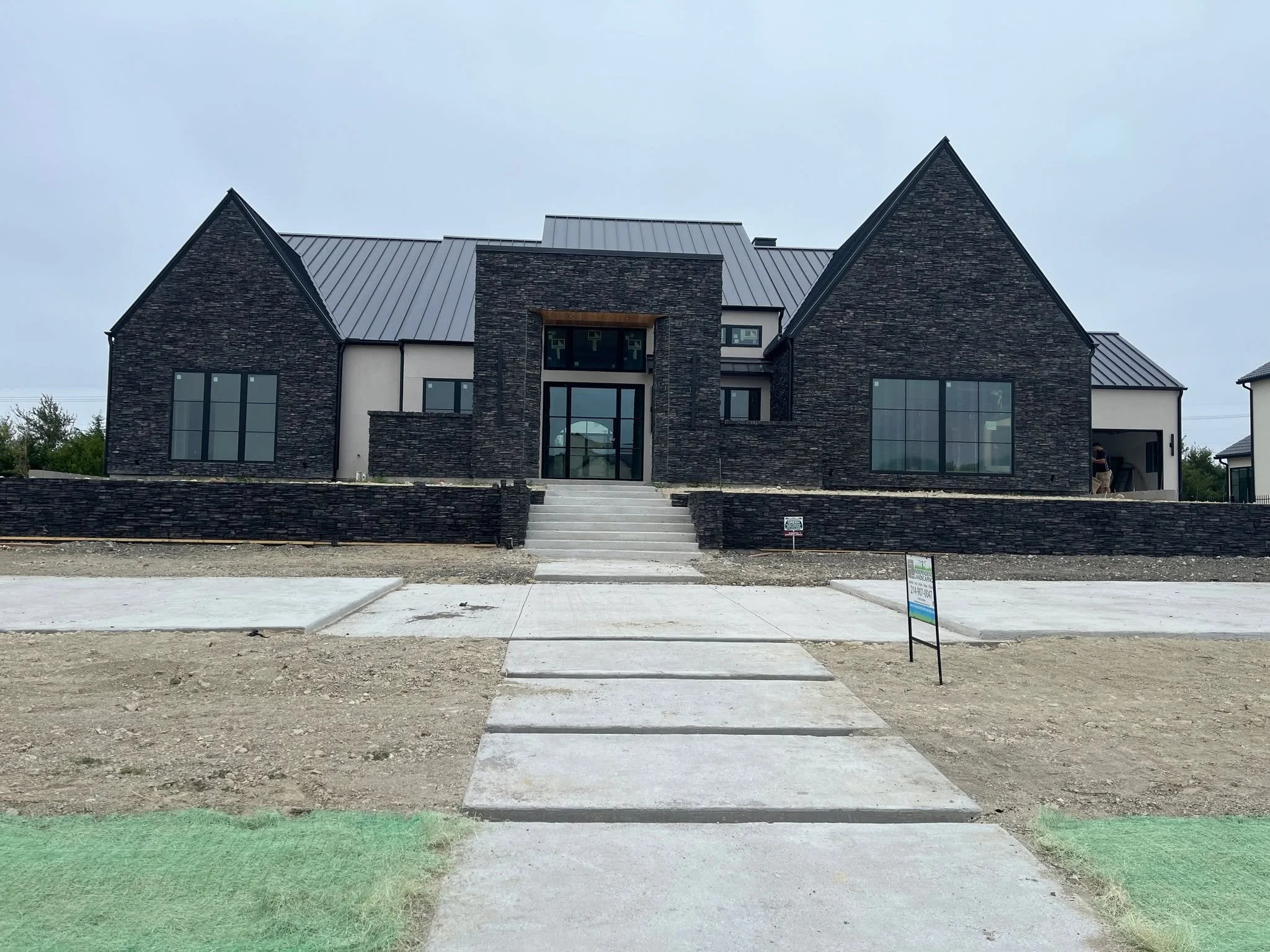 Check out this amazing new design in Ridge Lakes, Heath, Texas, being built by George Welch Custom Homes! This gorgeous house spans a spacious 4,600 sq ft and is almost ready to welcome its new owners.