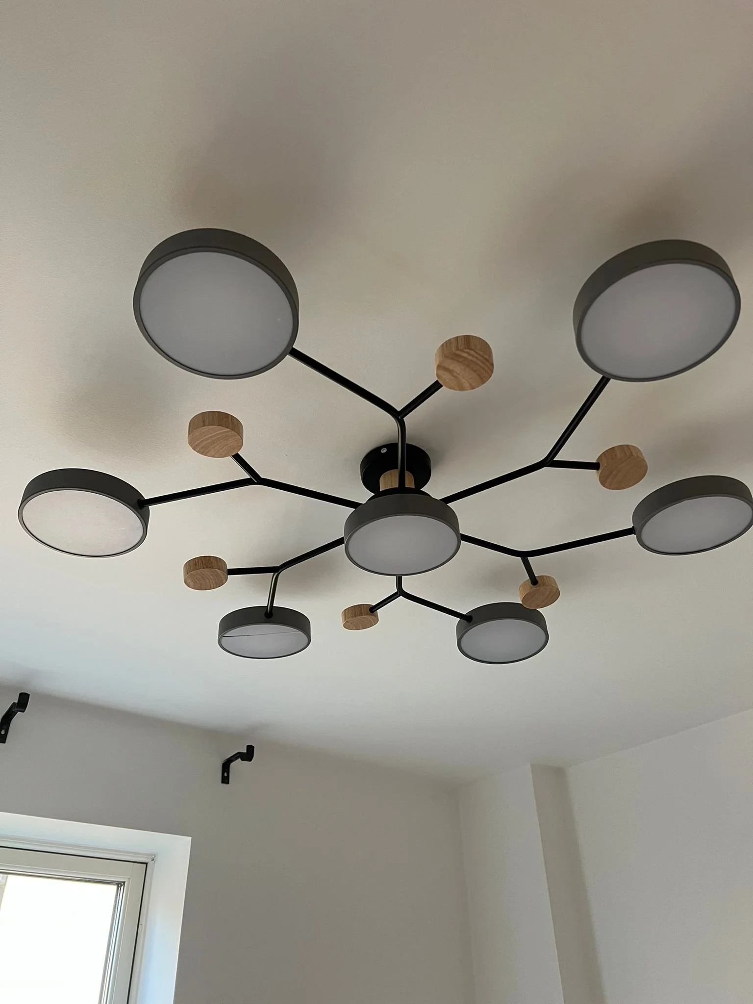 Replacement of ceiling and wall light fixtures quick and professional installation.