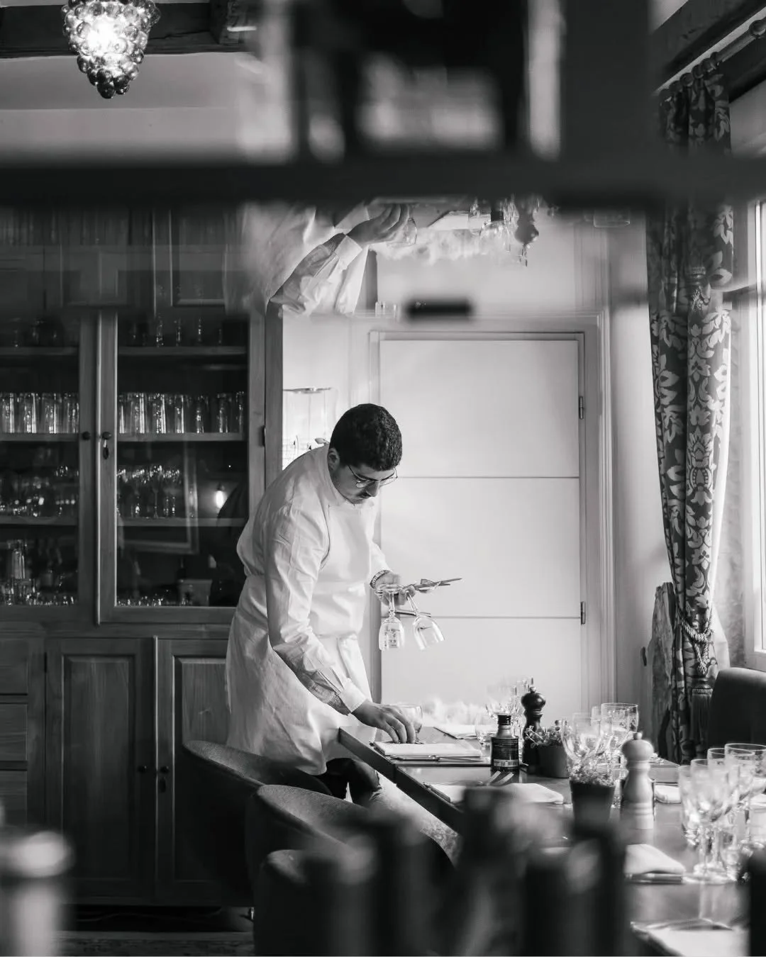 Vorige week was ik bij @restaurantbartdebondt in Fayl-Billot om foto&rsquo;s te maken. Een plek waar het meteen warm en gezellig aanvoelt, en waar Natacha en Bart je met open armen ontvangen.

Deze zomer gaan we nog vaak samenwerken, want naast het r