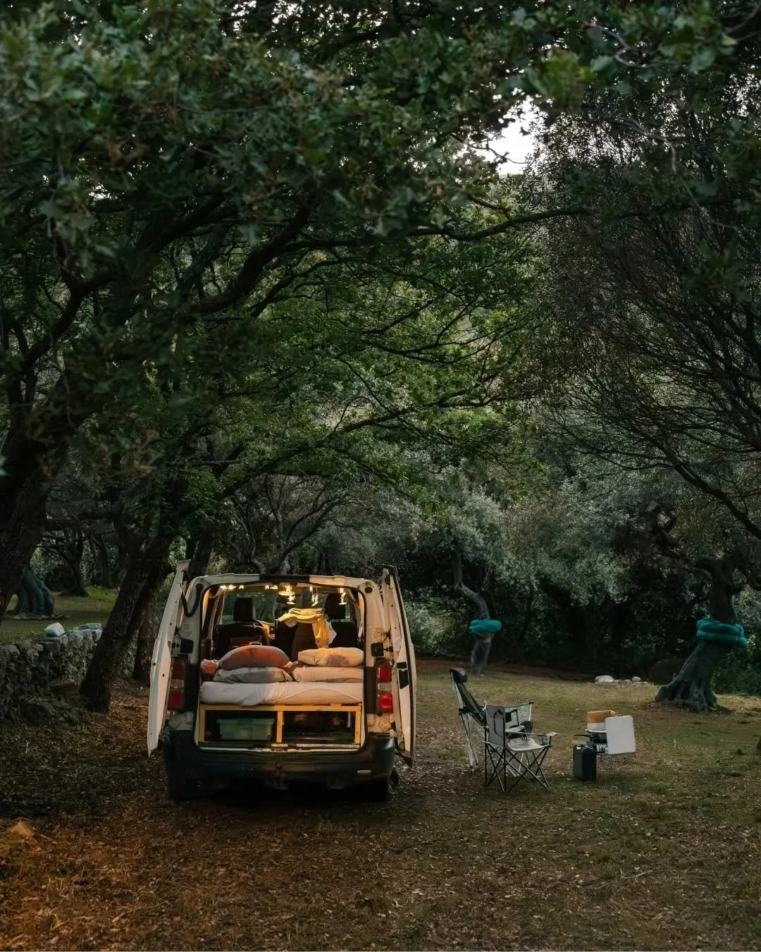 Corsica is een eiland vol contrasten. Besneeuwde bergtoppen, azuurblauwe zee, ruige rotskusten, mooie oude dorpjes en eeuwenoude olijfboomgaarden. 

Acht dagen lang hebben we rond het eiland gereden in het busje. Het was een heerlijke vakantie en ik 
