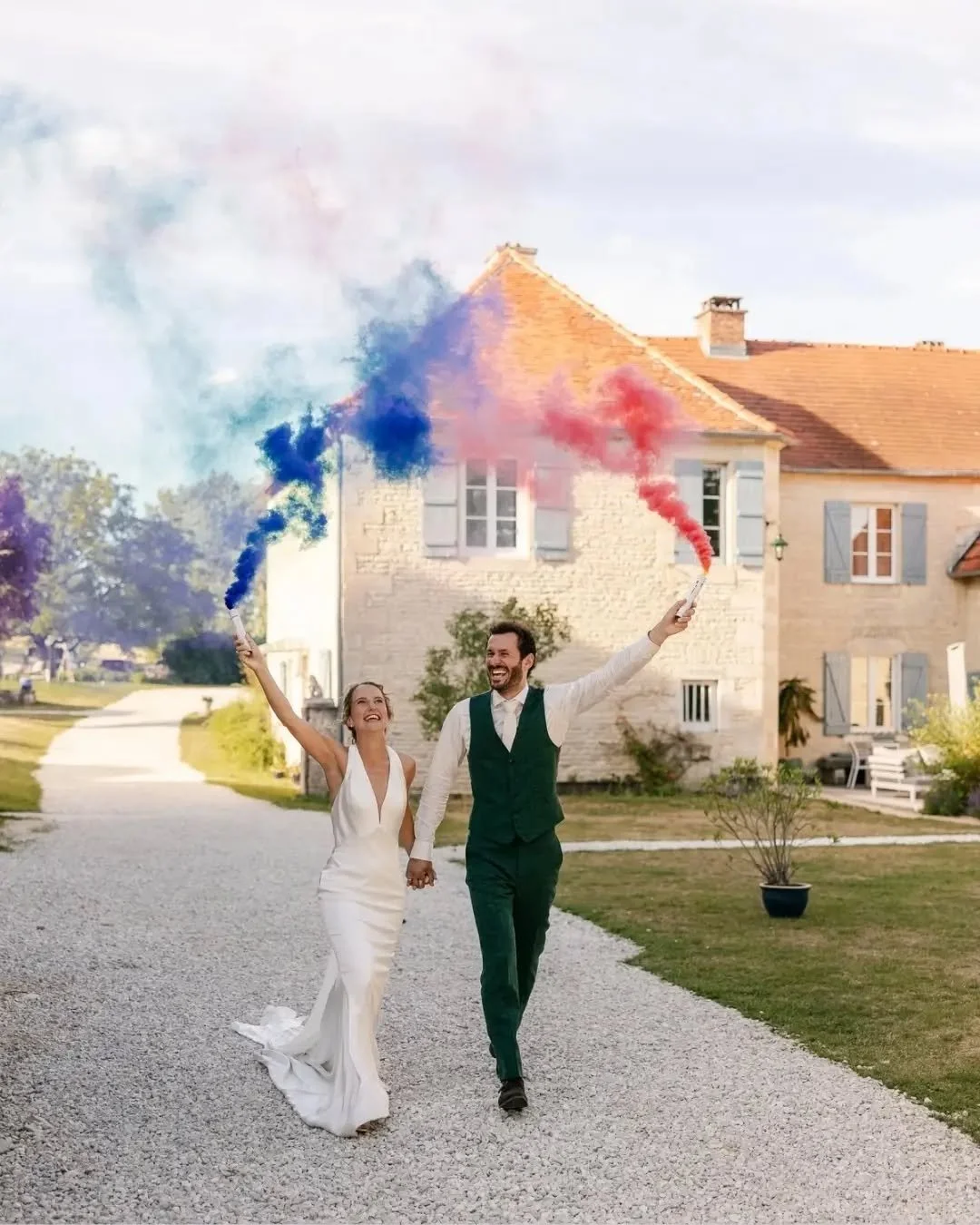 (2/2) Na de ceremonie is het dan eindelijk de tijd om het huwelijk echt te gaan vieren. Malou en Paul begonnen hun diner met een geweldige entree en eindigden de dag met feest onder begeleiding van een saxofonist! 

Er is iets magisch aan een weekend