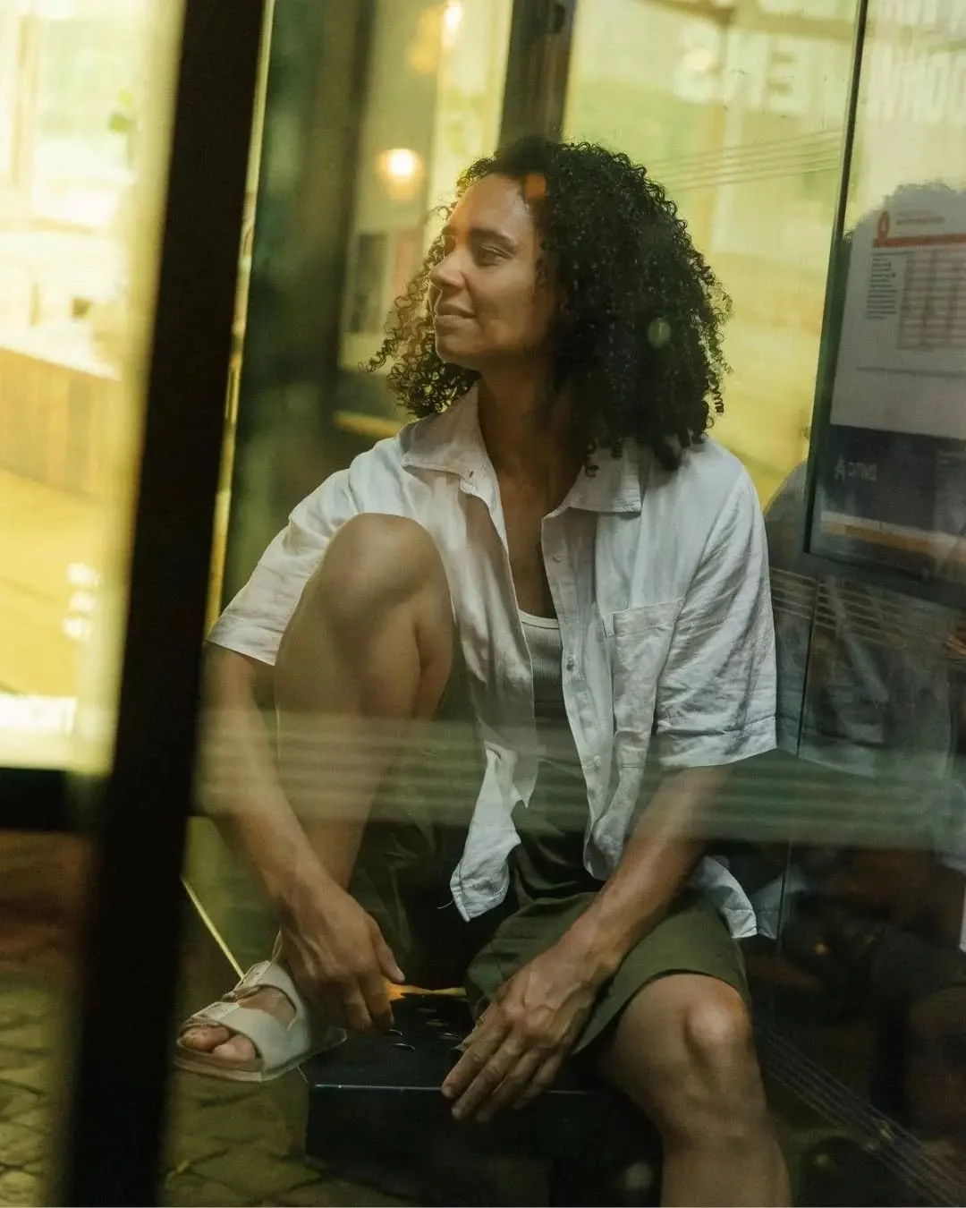 Het maken van deze foto&rsquo;s was behoorlijk buiten mijn comfortzone. Maar dat was precies de bedoeling.
Samen met @souhair.naima ging ik &rsquo;s avonds Maastricht in om met weinig licht en alleen de stadsverlichting foto&rsquo;s te maken. Hiervoo