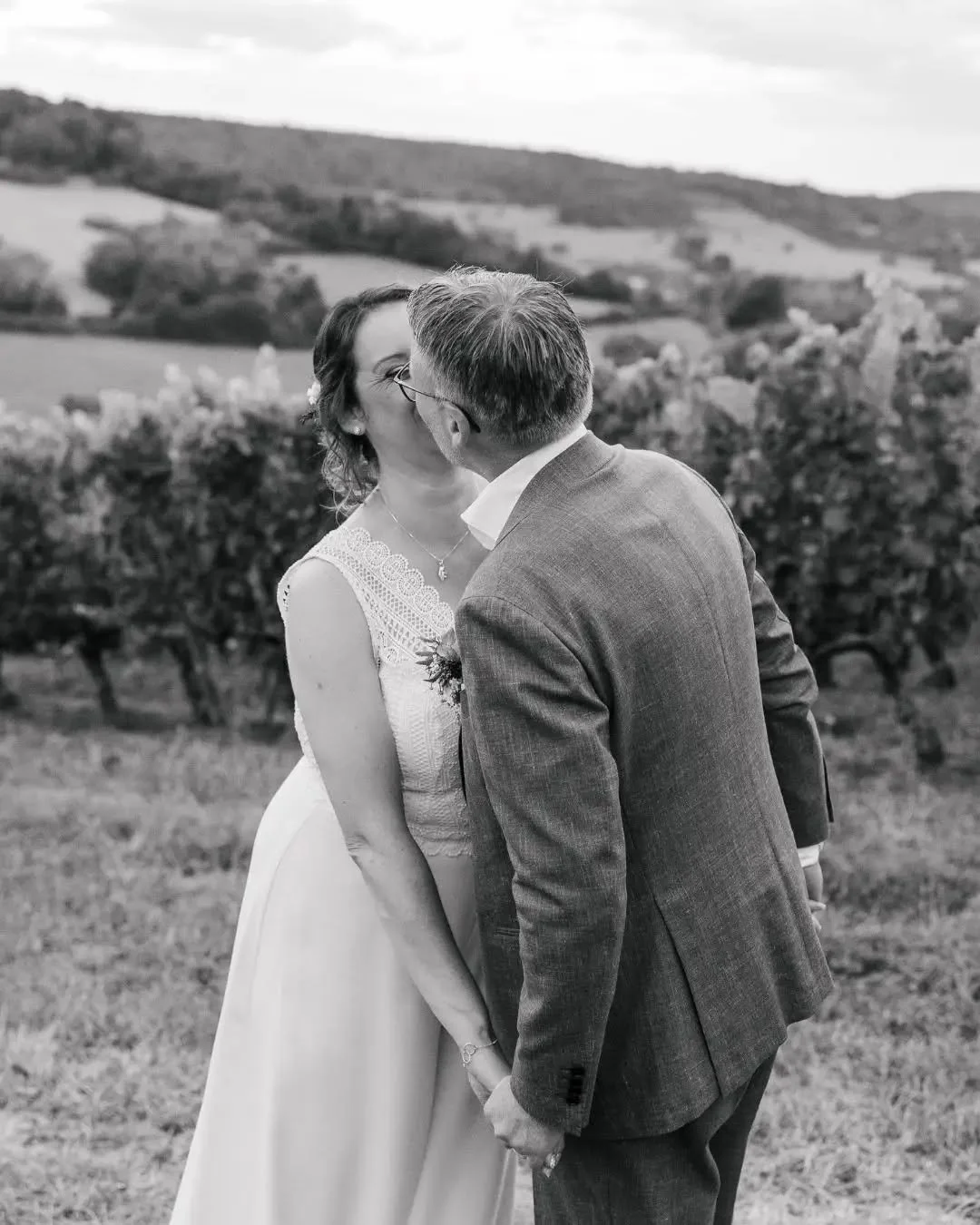 Elina en Paul trouwden in Coiffy-le-Haut, een klein wijndorpje in de Haute-Marne met prachtige uitzichten. Het was een hele fijne dag om vast te mogen leggen, alles liep heerlijk ontspannen en ze maakten zich vooral nergens druk om. 

Heel tof, Elina