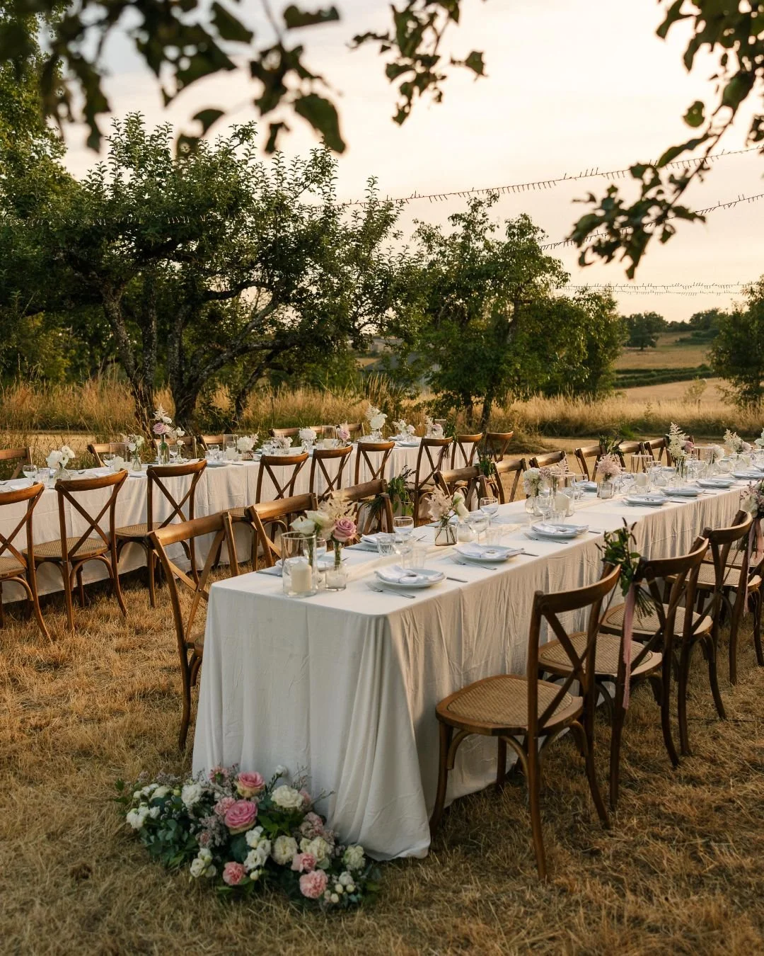Het einde van de zomer begint dichterbij te komen nu de avonden steeds frisser worden, maar ik ben nog heerlijk aan het nagenieten van de mooie zomeravonden.

Locatie: @domainedesavigny 
Weddingplanner: @greatweddingsinfrance 
Bloemen: @maisonfleursf