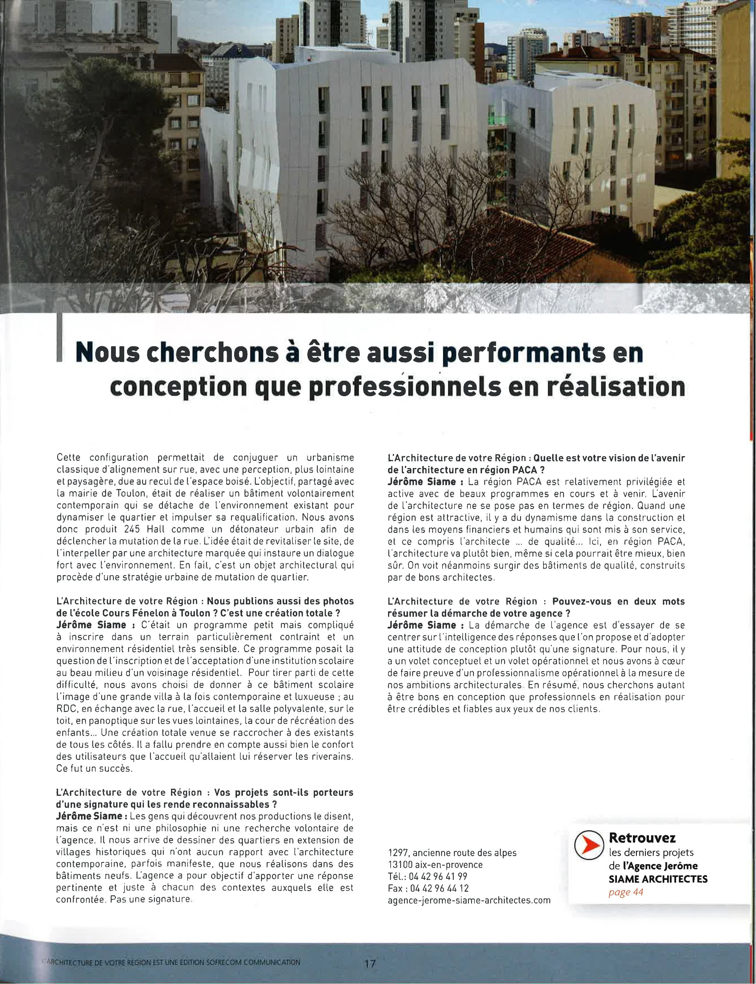 Page d'une brochure ou magazine présentant des textes en français sur l'architecture régionale et des projets d'architecture avec une photo d'un bâtiment contemporain blanc en arrière-plan.